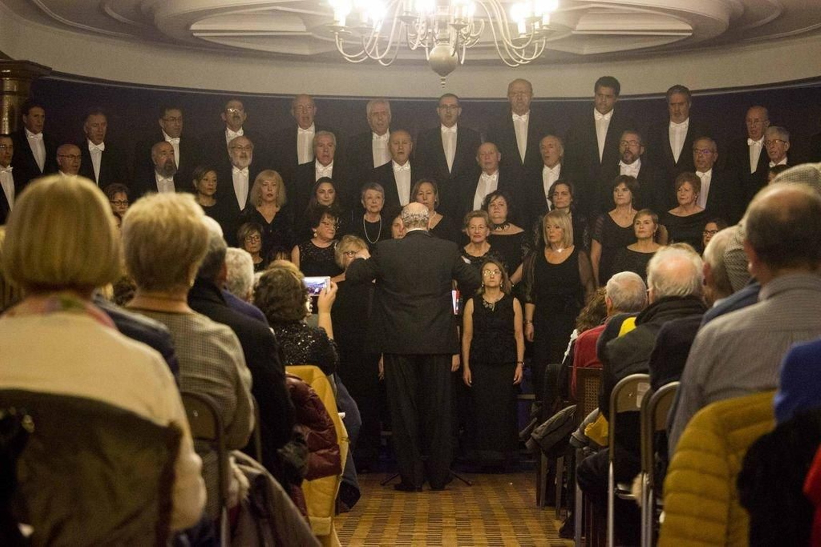 La Coral Casablanca, durante su intervención ayer en el Real Club Náutico.