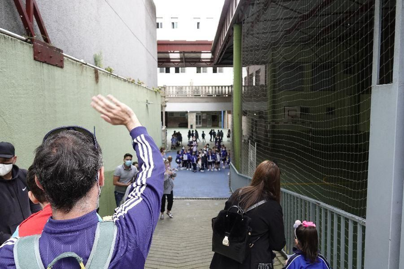 El curso del covid se despide con abrazos. // Vicente Alonso