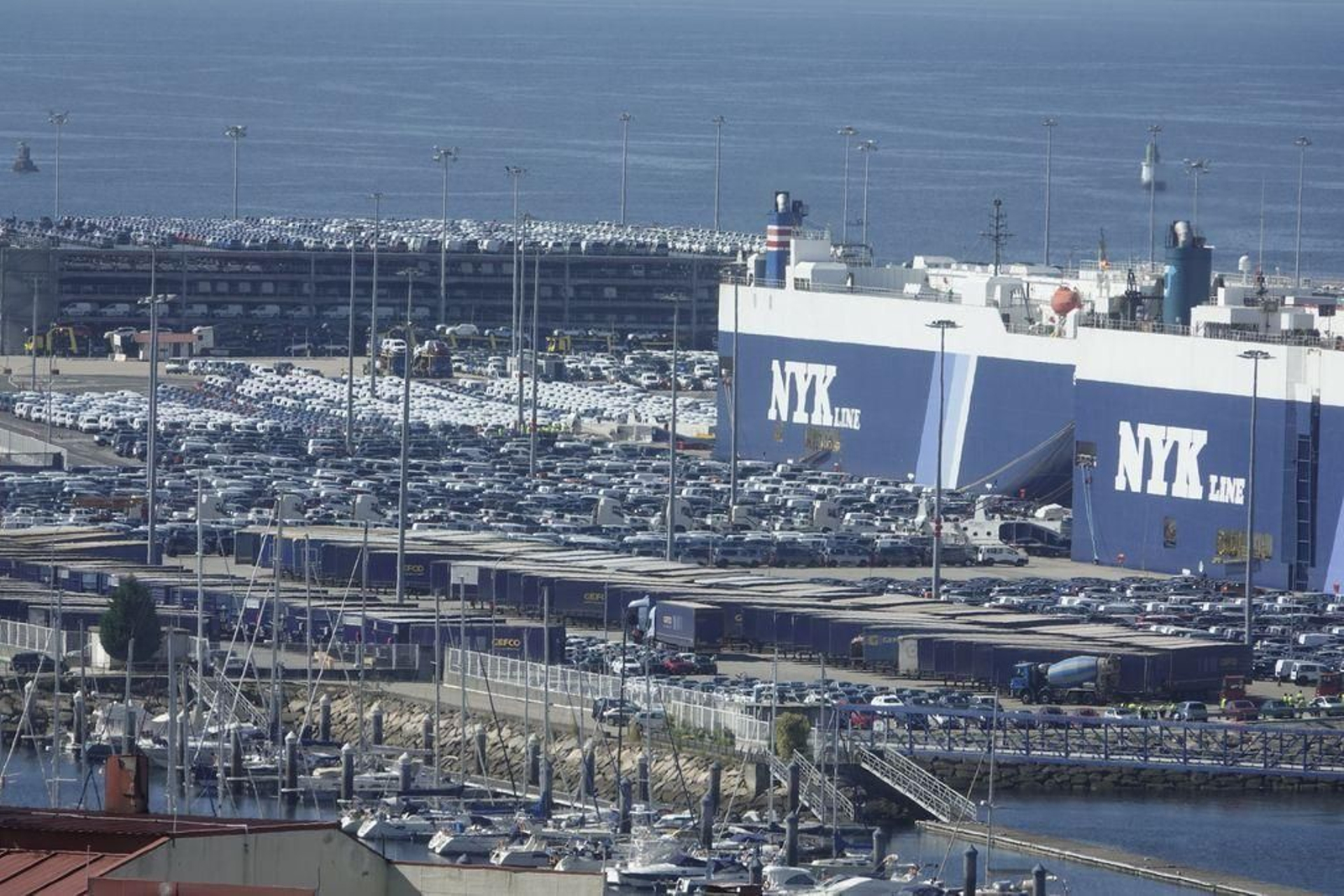 Vehículos para exportación en la explanada de Bouzas.