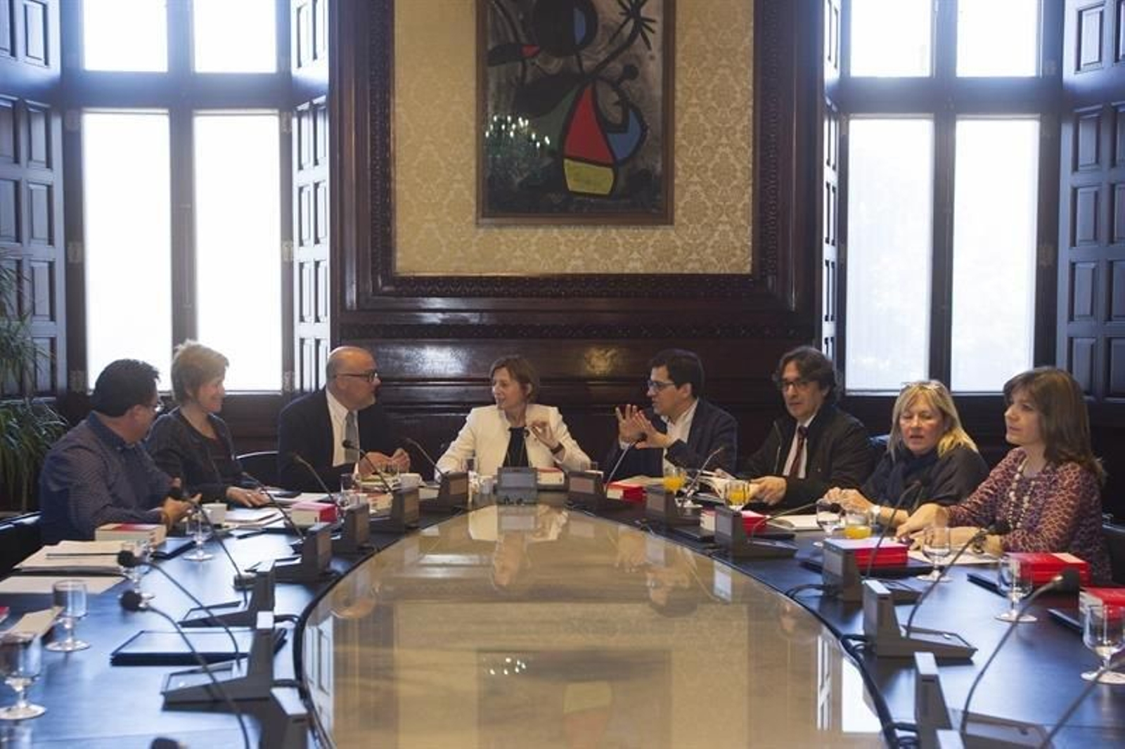 La presidenta del Parlament, Carme Forcadell (c), durante la reunión de la mesa del Parlament