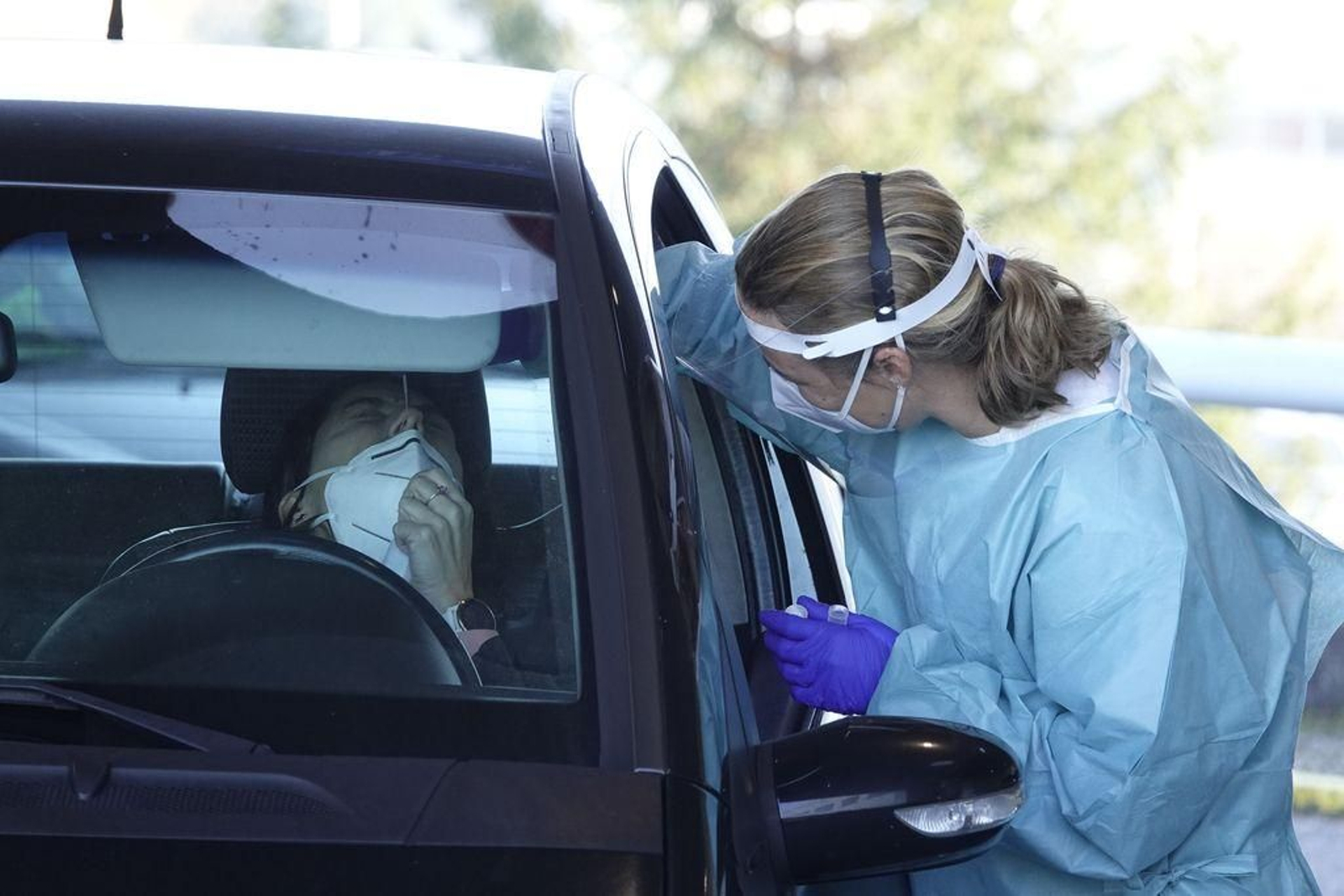 Los usuarios al centro de salud de Sárdoma pasaron ayer por el cribado de asintomáticos en el Meixoeiro.