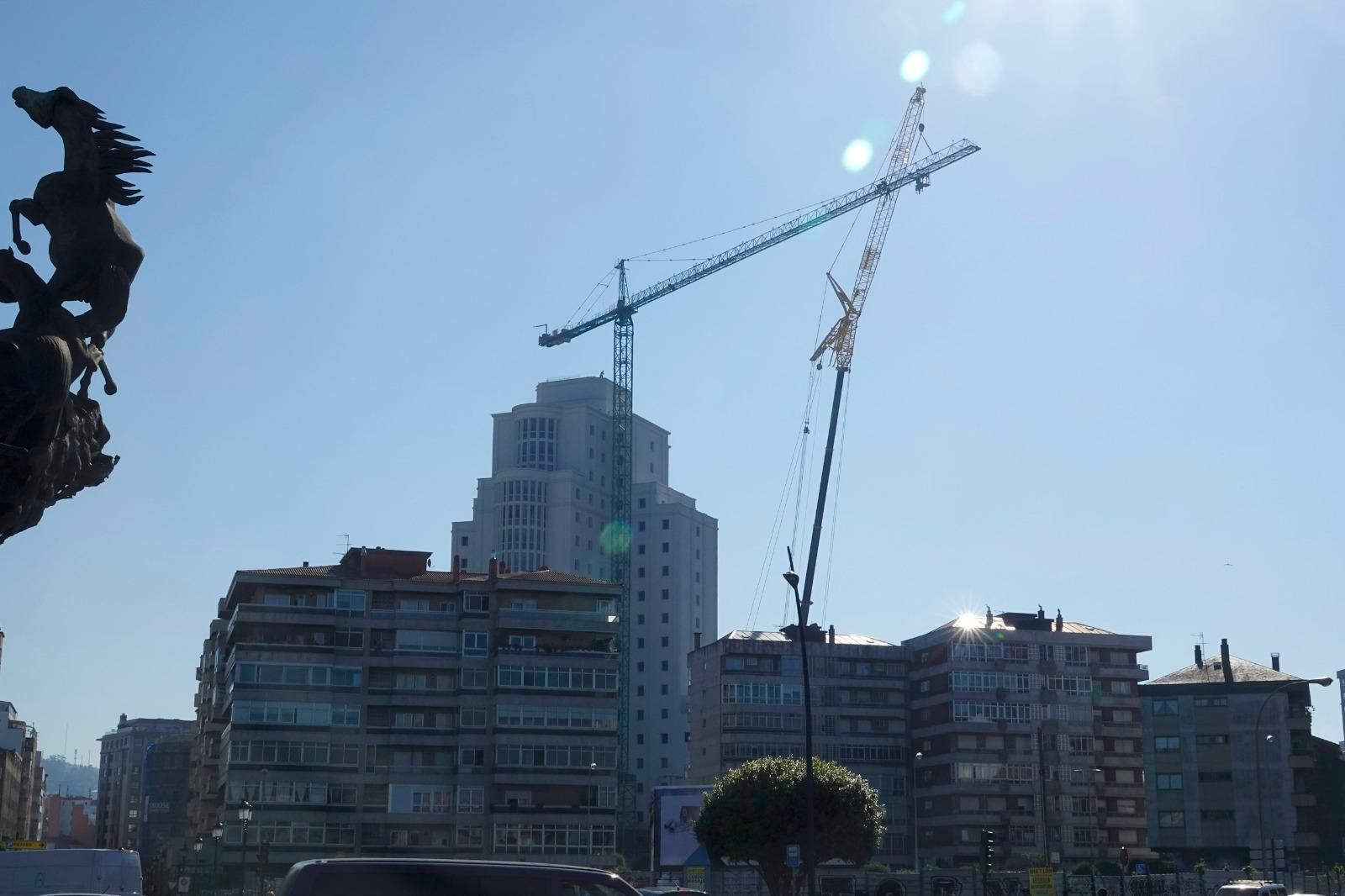 Desmontan la grúa de la Ciudad de la Justicia de Vigo _ Vicente Alonso 01