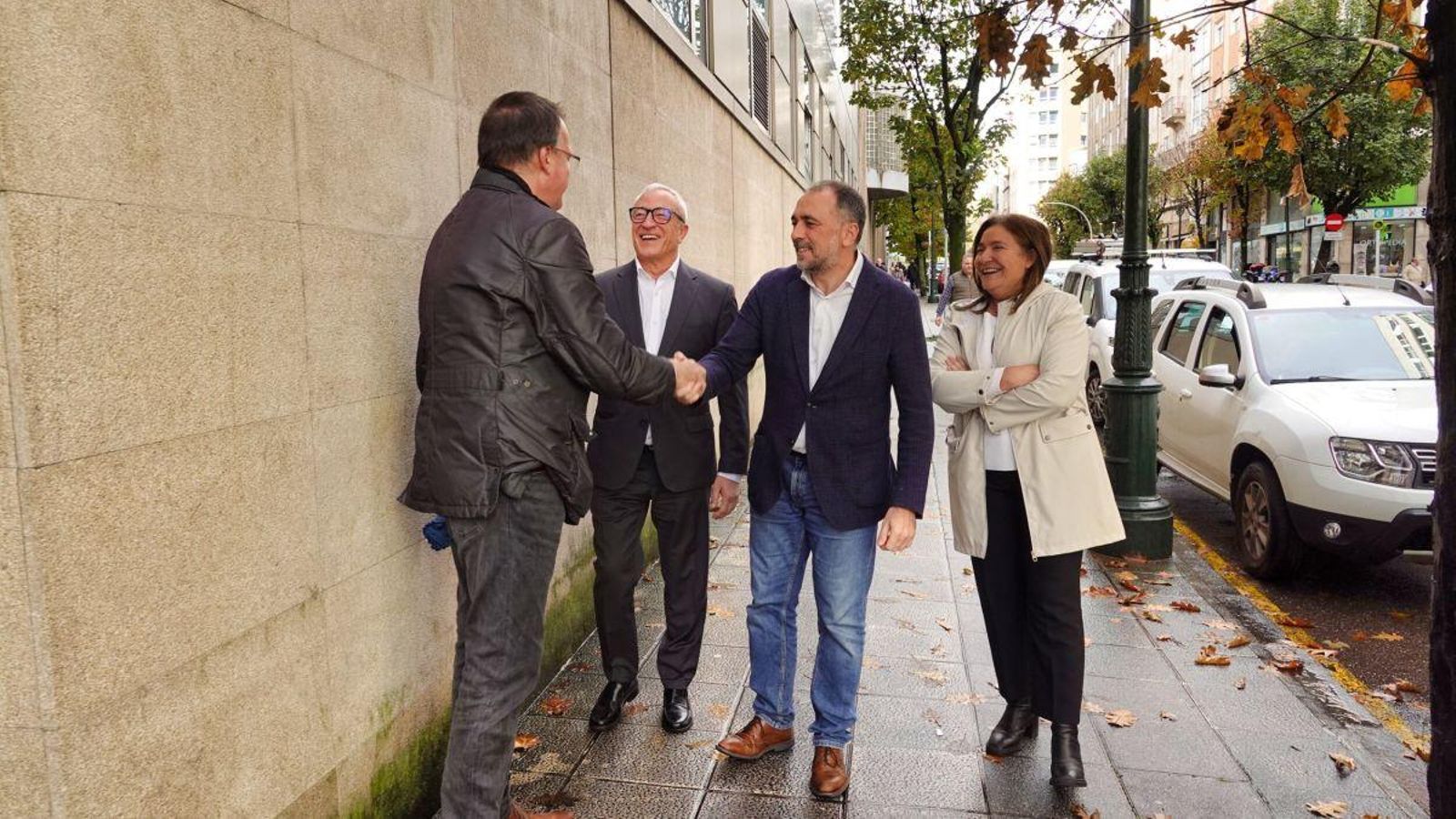 Ramón y Cajal con Javier Puente, Julio García Comesaña y Ana Ortiz, ayer en el edificio sanitario de Pizarro.