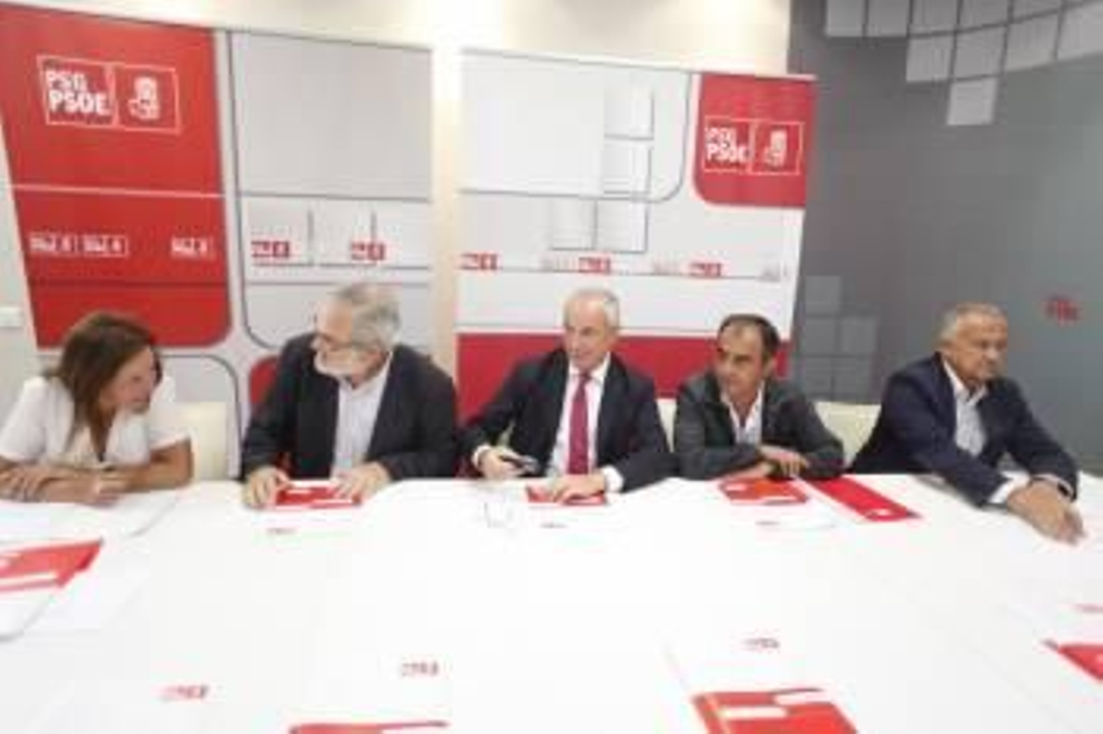 Carme Gallego, Xosé Manuel Sanchez Anguión, Pachi Vázquez y José Antonio Gómez, en Santiago. (Foto: VICENTE PERNÍA)