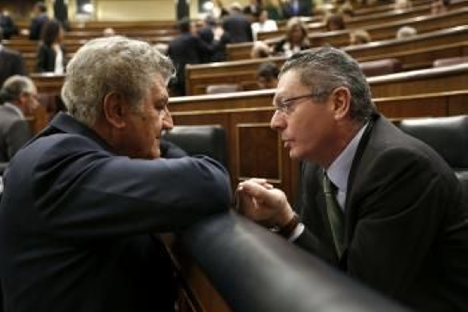 El presidente de la Cámara Baja, Jesús Posada,iz., conversa con el ministro de Justicia, Alberto Ruiz Gallardón.