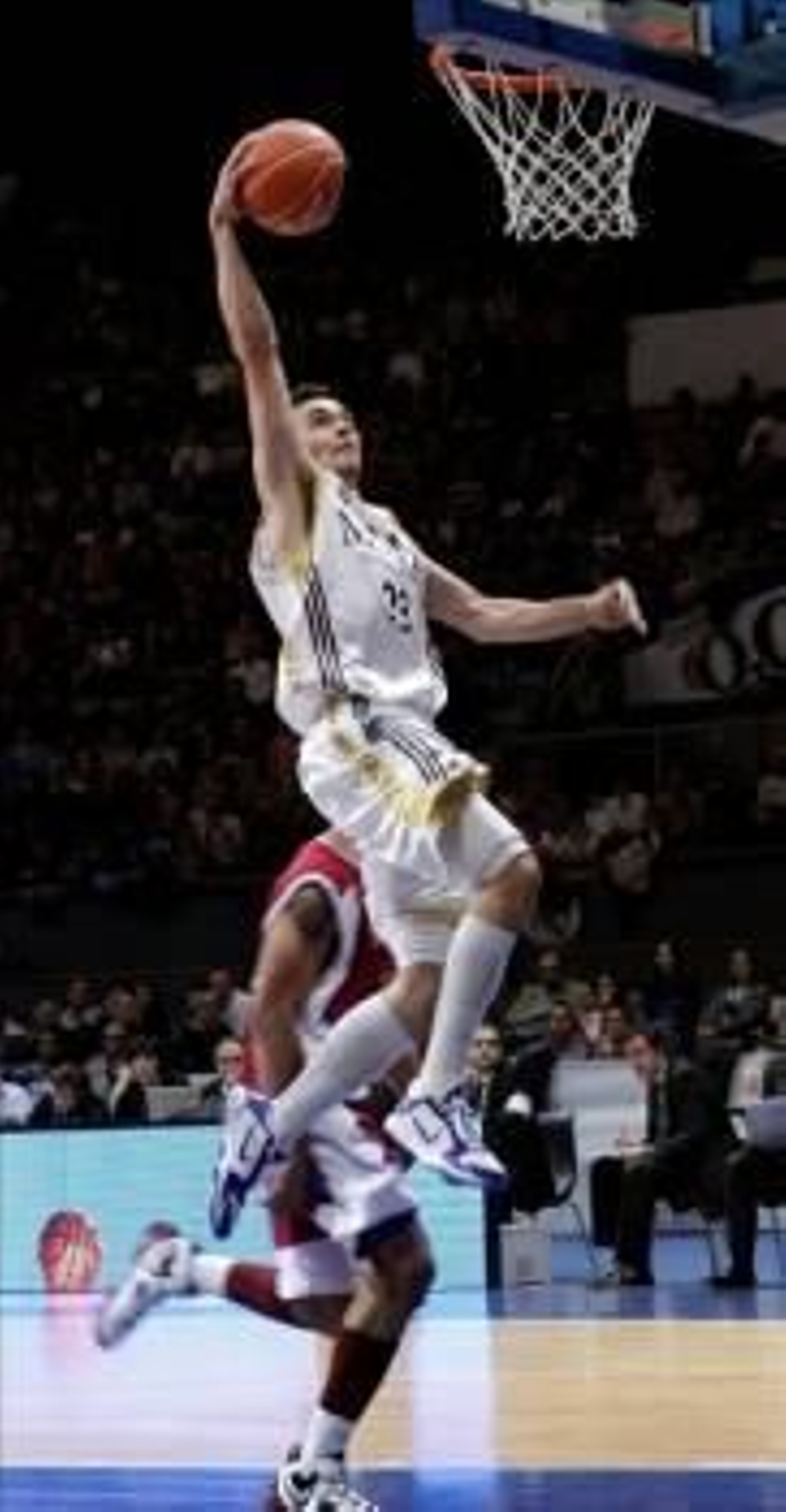 El jugador del Real Madrid, Llul Bullock, entra a canasta por delante de Djedovic. (Foto: EFE)