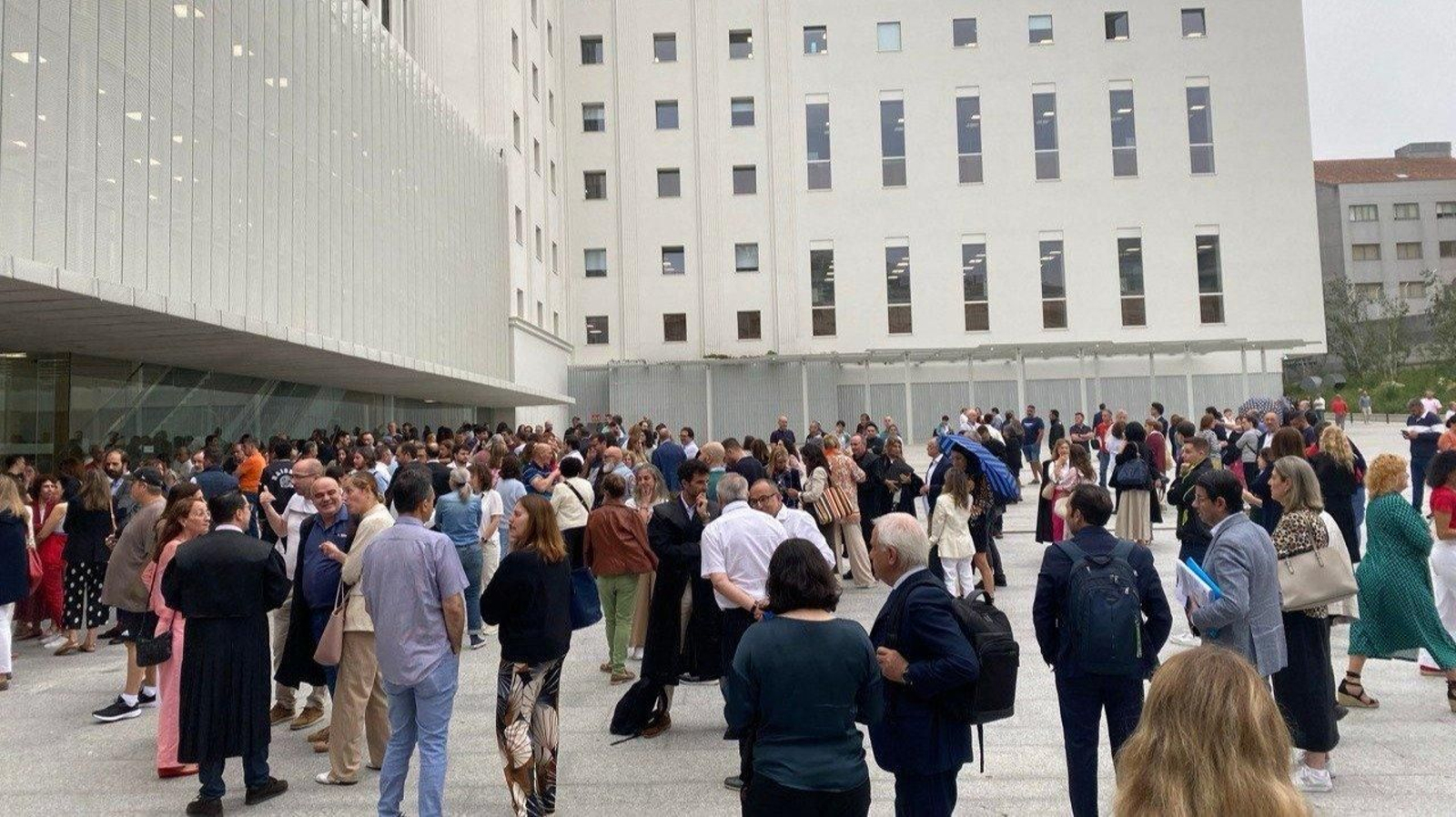 Desalojo de la Cidade da Xustiza tras activarse la alarma de incendios. // A.J.P.