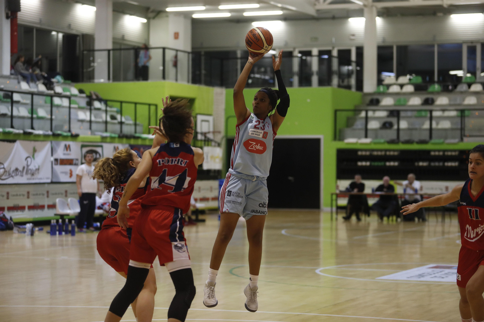 Adrienne Motley lanza a canasta en el anterior partido del Celta Zorka, ante el Maristas Coruña.