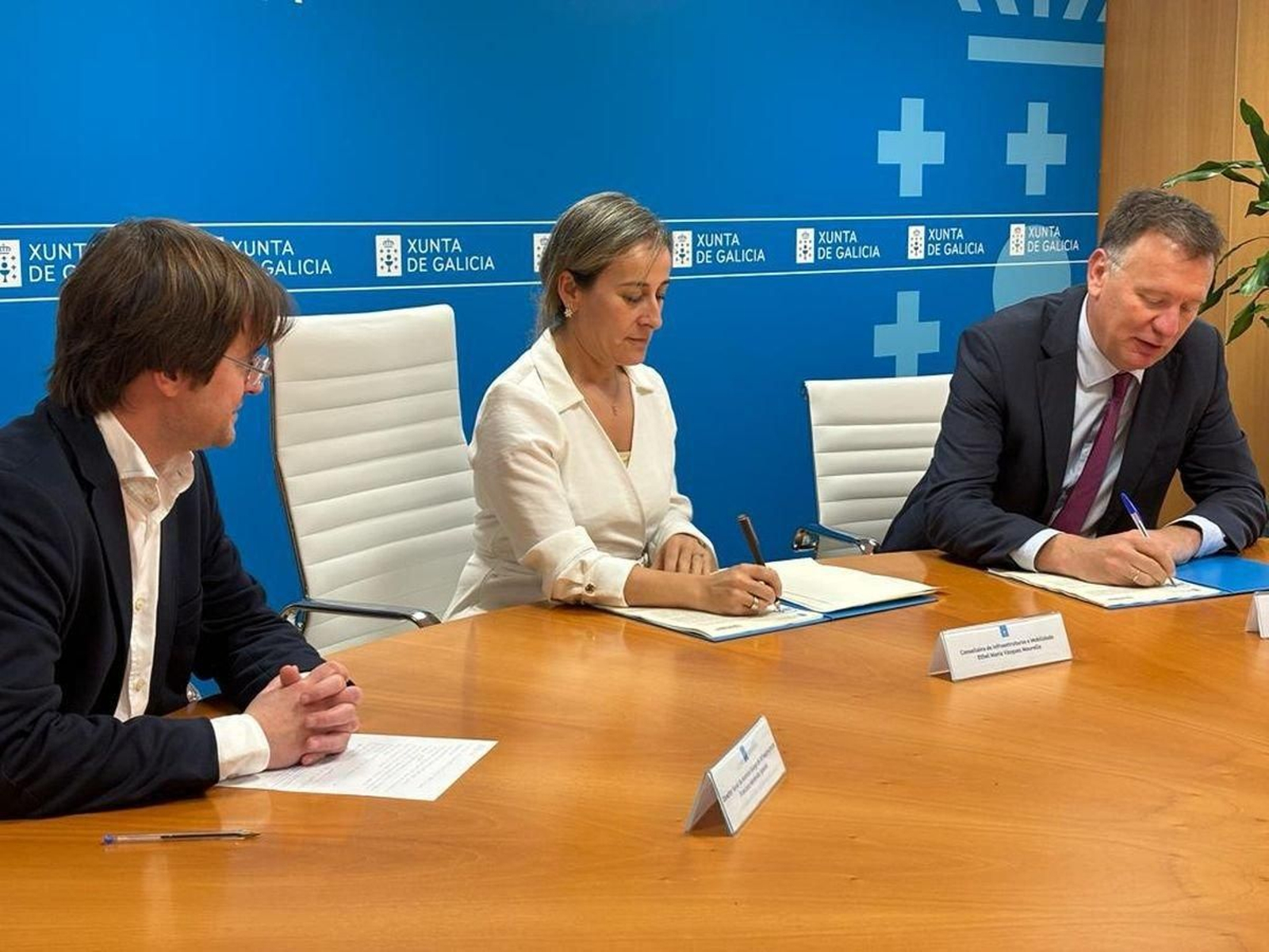 La conselleira Ethel Vázquez, durante la firma del convenio con Autoestradas de Galicia.