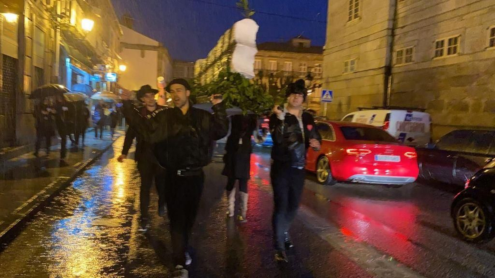 Las comparsas desafiaron a la lluvia y enterraron con todos los honores al "bacallau":