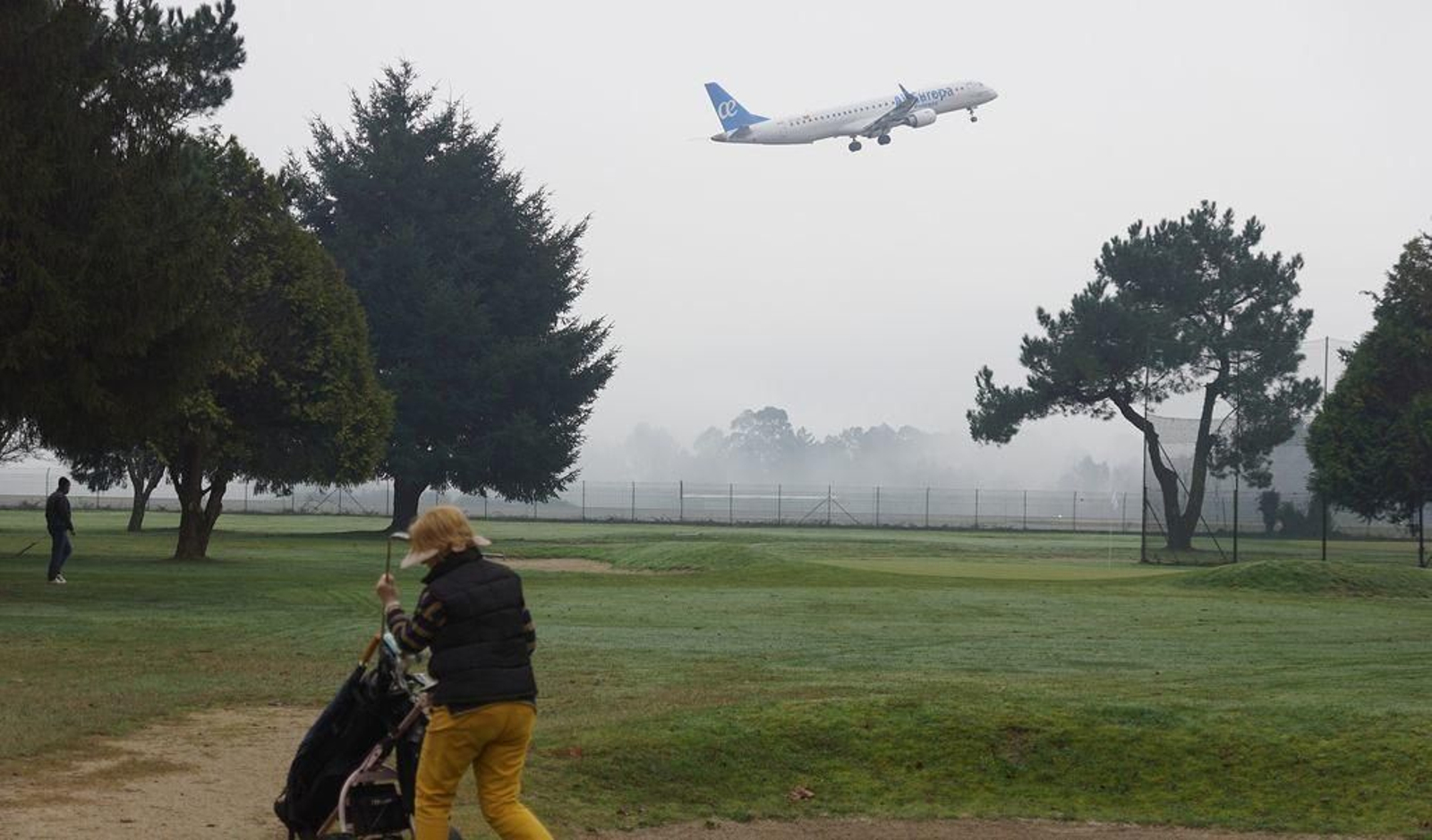 Un avión sobre el campo de golf del Aeroclub.