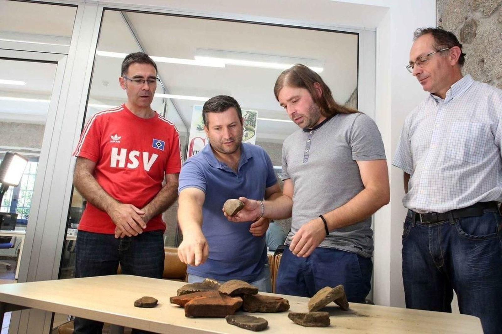 Groba revisando con los improvisados arqueólogos, los restos romanos que donaron al Museo.