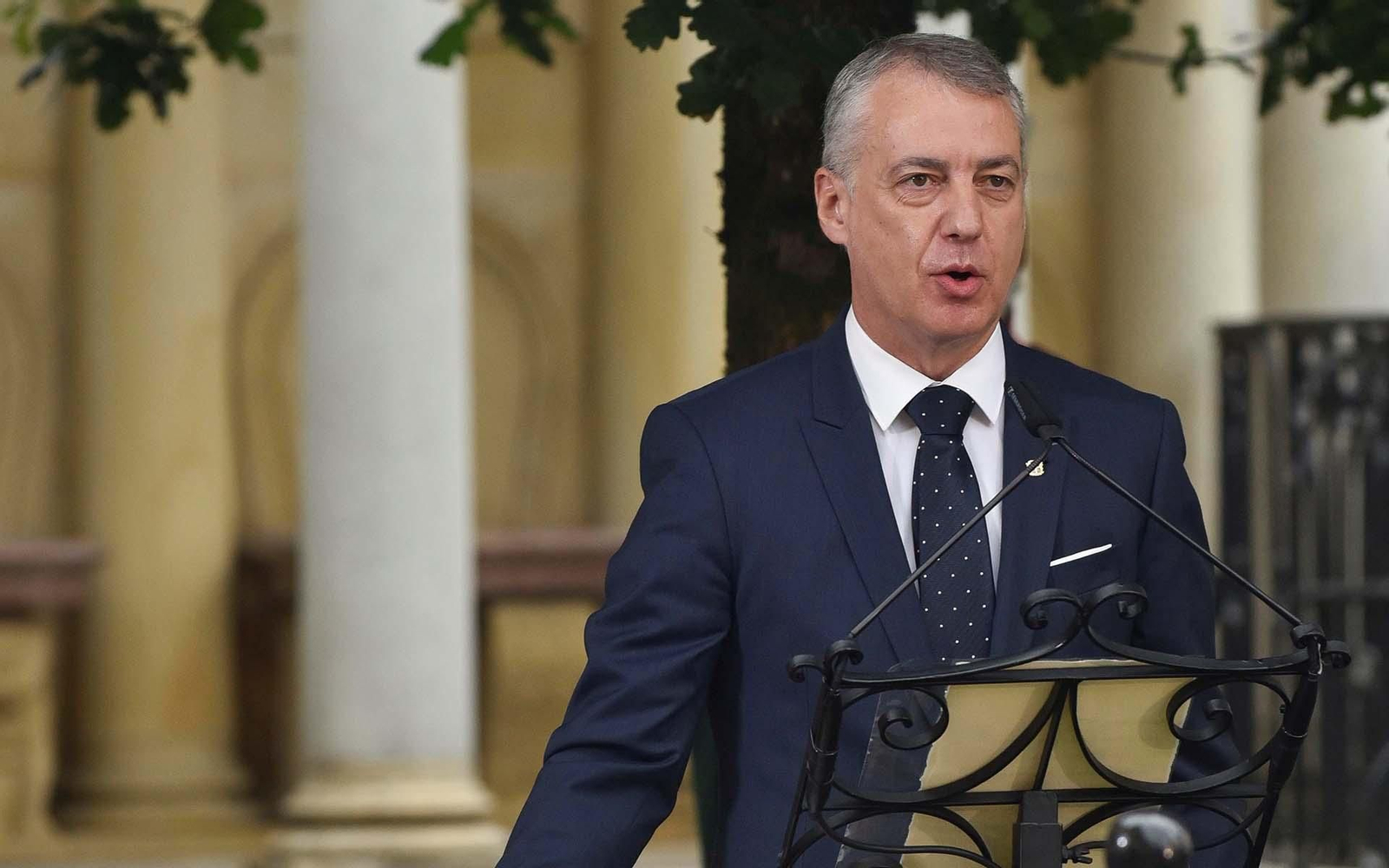 El lehendakari Iñigo Urkullu jura su cargo bajo el actual árbol de Gernika en la Casa de Juntas. EFE/Miguel Toña
