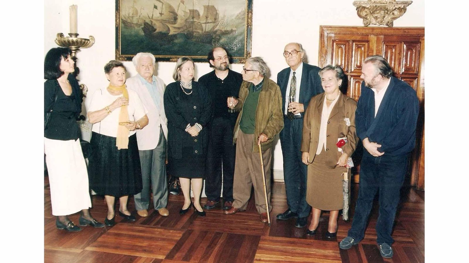 De derecha a izquierda Luis González Tosar, Fernanda Sánchez Guisande, José Saramago, Gonzalo Torrente Ballester, Salman Rushdie, Nélida Piñón, Jorge Amado, Zélia Gattai, y Pilar del Río en Santiago de Compostela, en 1993