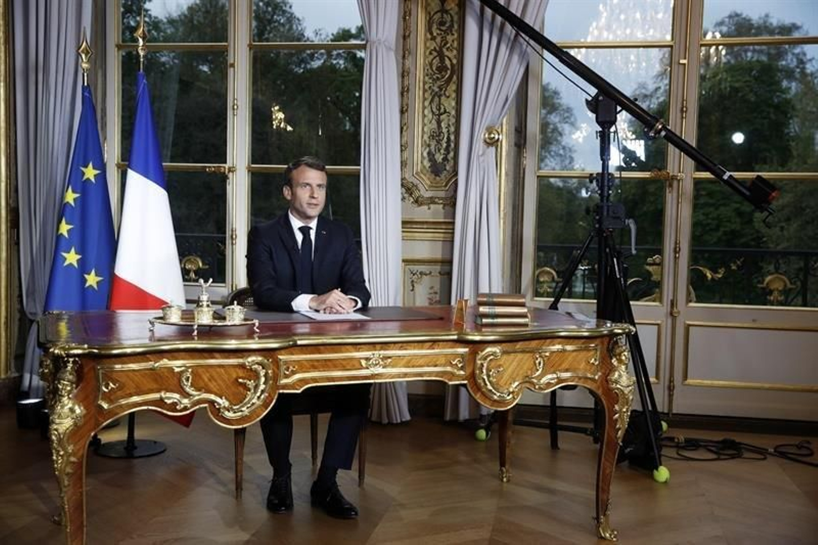 El presidente francés, Emmanuel Macron, se dirige a la nación francesa desde el palacio del Elíseo en París