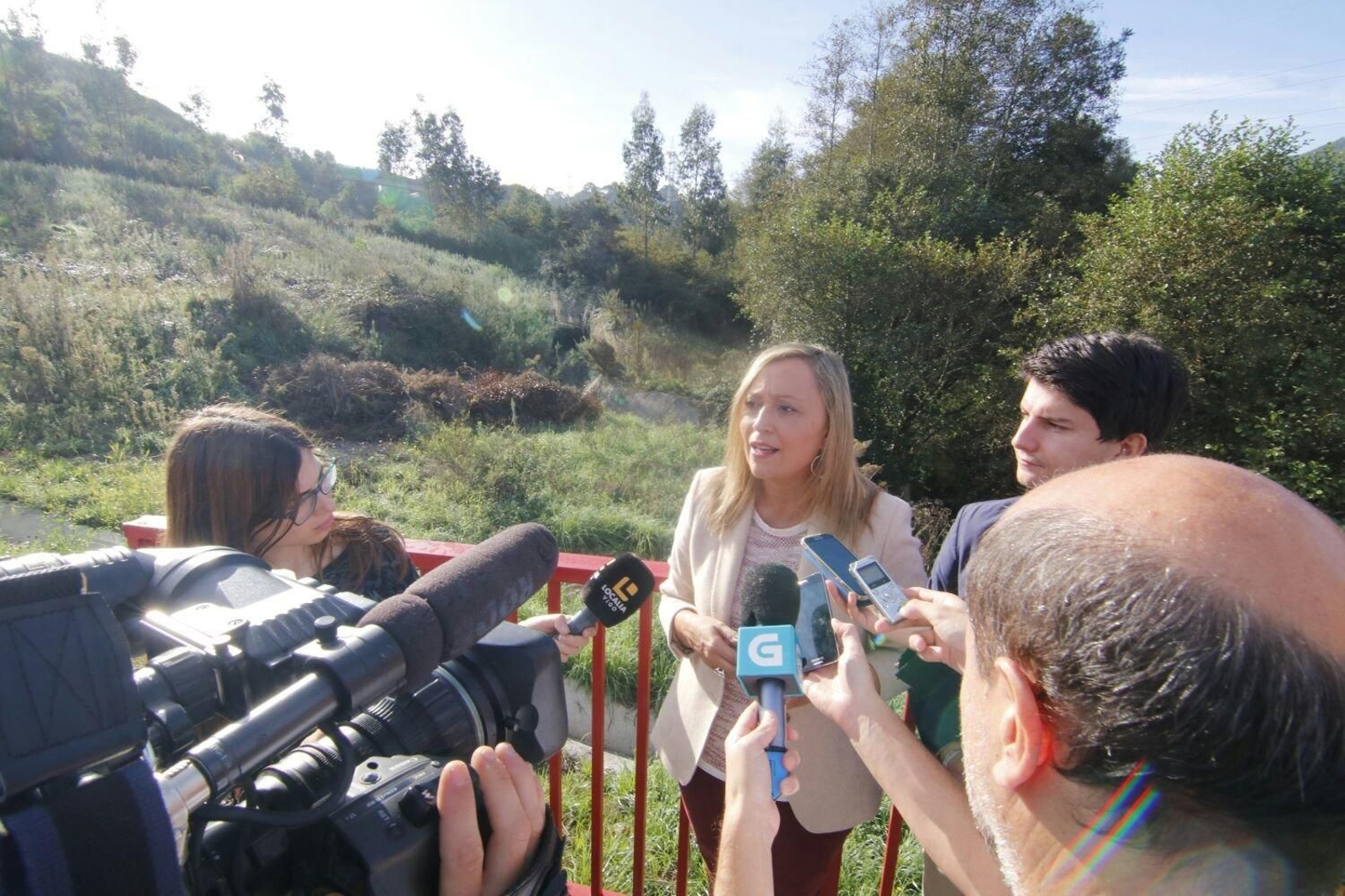 Elena muñoz con los terrenos del futuro parking al fondo. Foto jvlandin