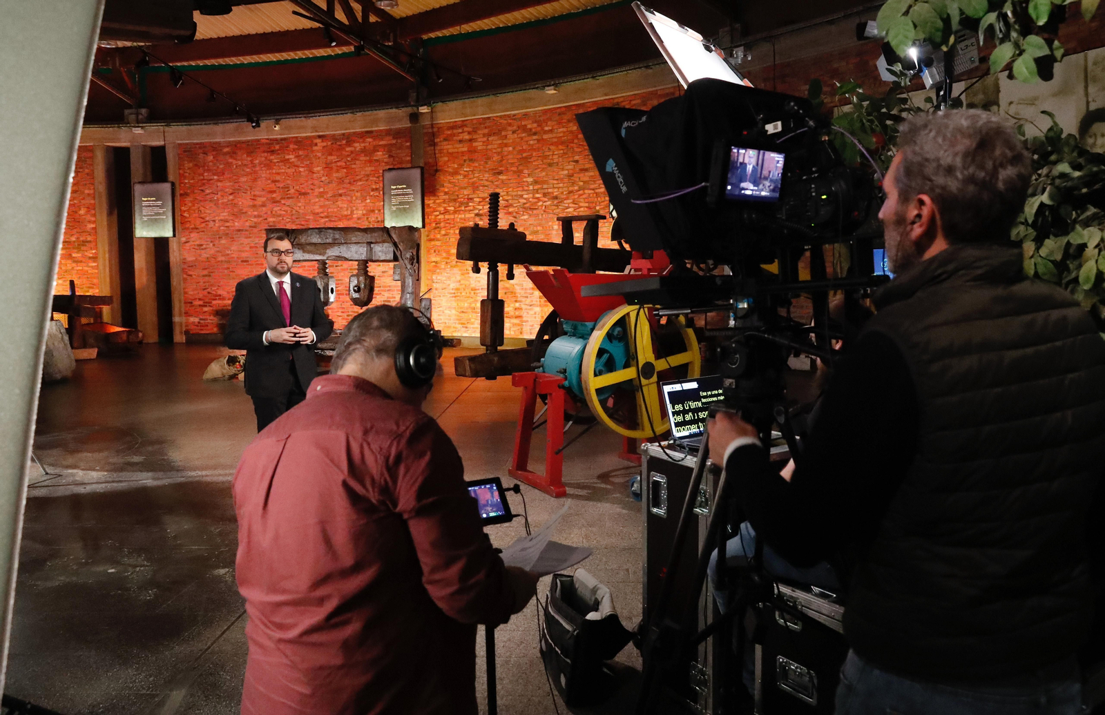 El presidente del Principado, Adrián Barbón, durante la grabación del mensaje de Fin de Año.