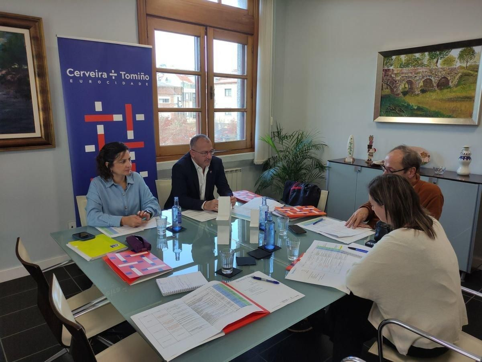 La alcaldesa de Tomiño y el presidente de la cámara de Vila Nova de Cerveira durante el encuentro.