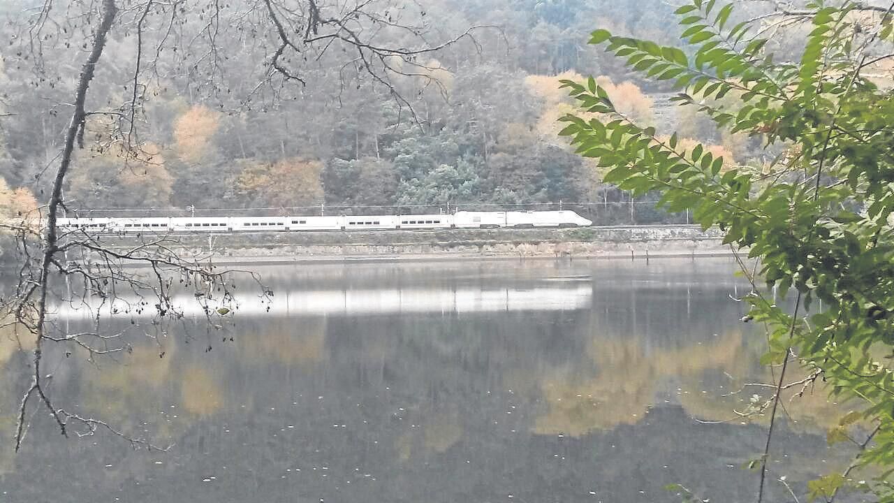 Tren Alvia en la línea del Miño entre Vigo y Ourense