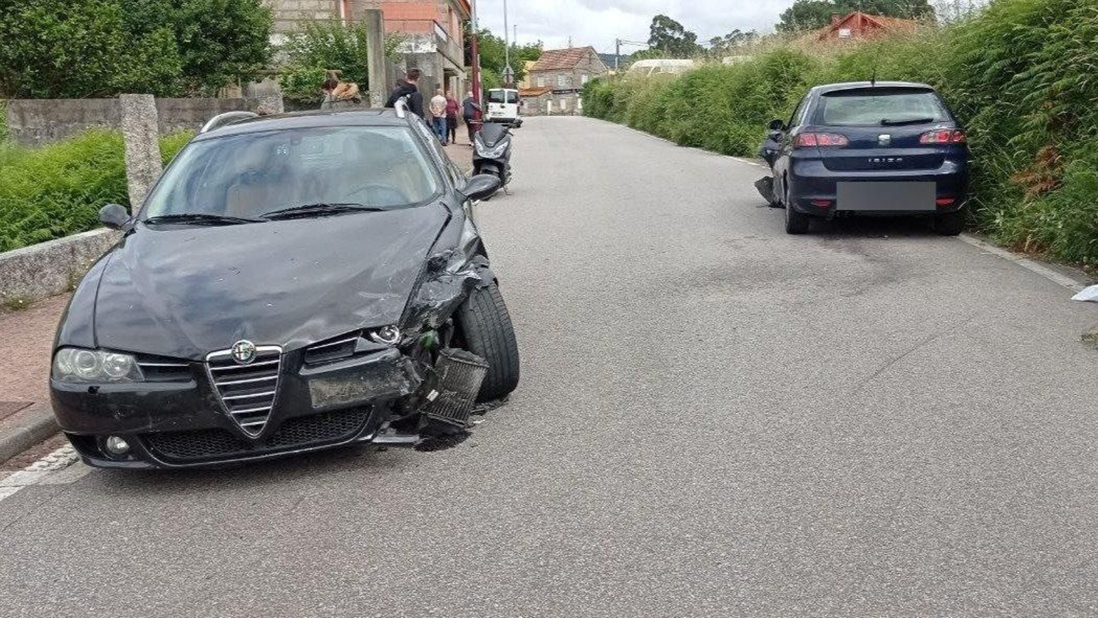 El estado de los dos vehículos tras el choque. // Policía Local de Vigo