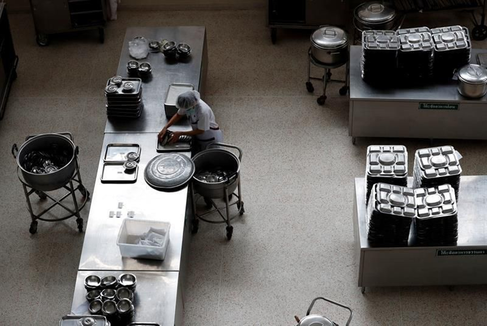 Nutricionistas tailandeses preparan alimentos en el Hospital Chiangrai Prachanukroh, donde se alojan ocho niños de un equipo de fútbol después de ser rescatados de la cueva Tham Luang