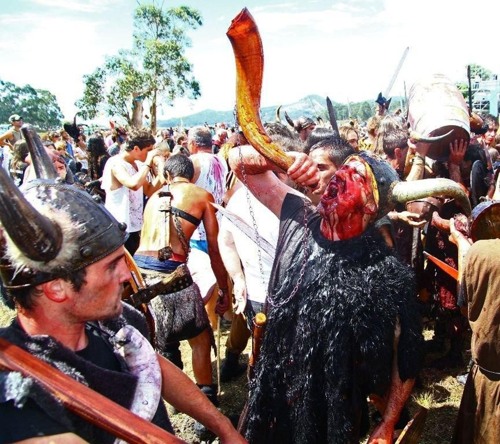 Miles de personas ataviados de vikingos disfrutan de la romería en una edición pasada.