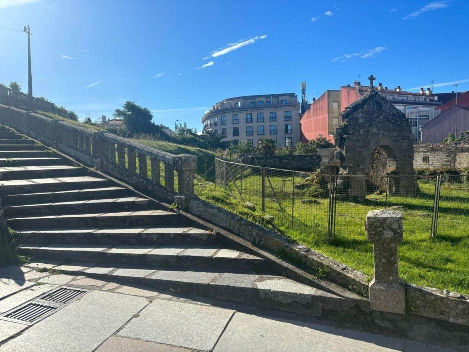 Una parte del acceso en piedra al Templo Votivo de Panxón desapareció ayer.