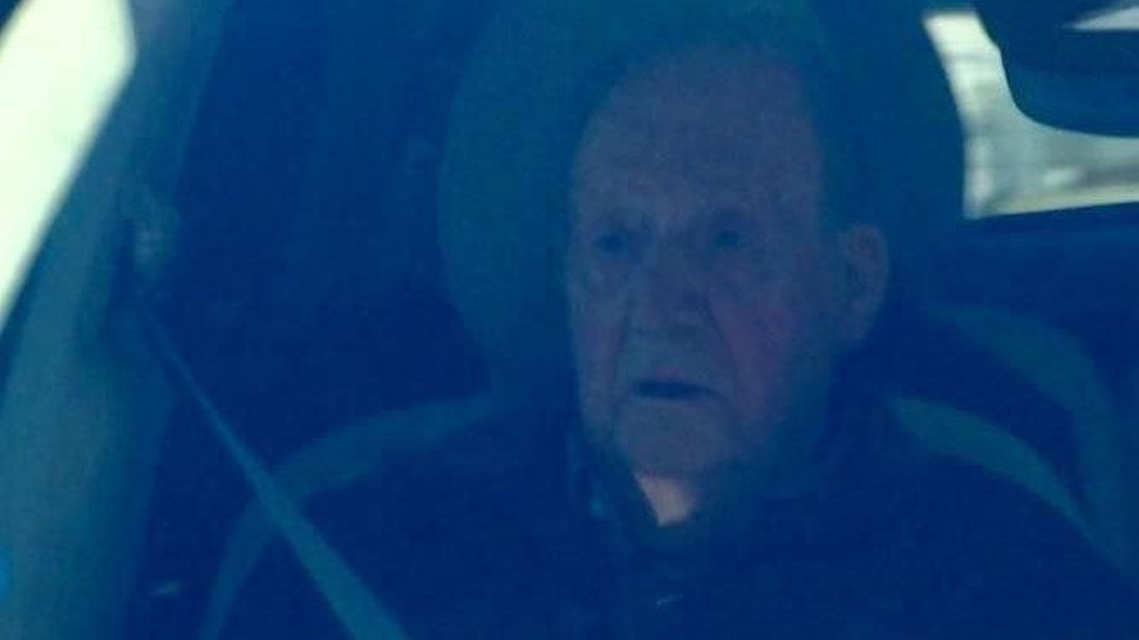 Juan Carlos I subido en el coche de su amigo camino a Sanxenxo. // Alberte
