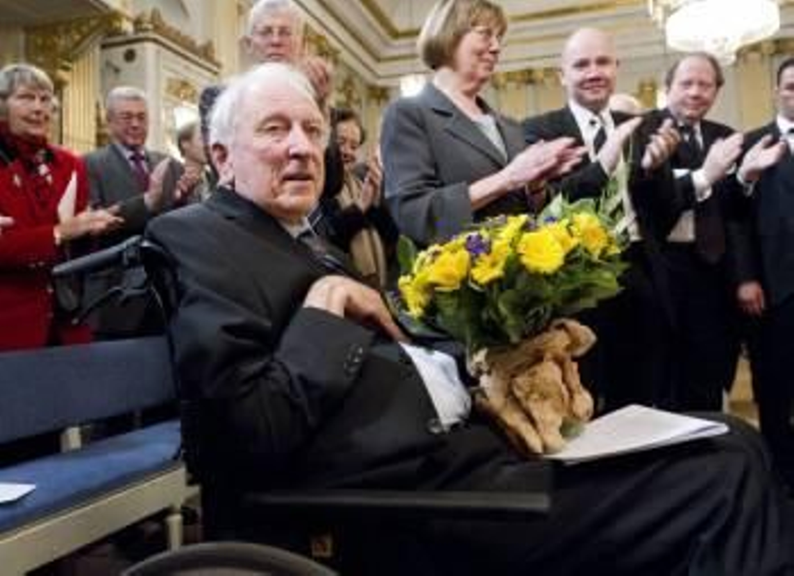 El Nobel de Literatura Tomas Tranströmer recibe un ramo de flores en el acto en Estocolmo.  (Foto: FREDRIK SANDBERG)