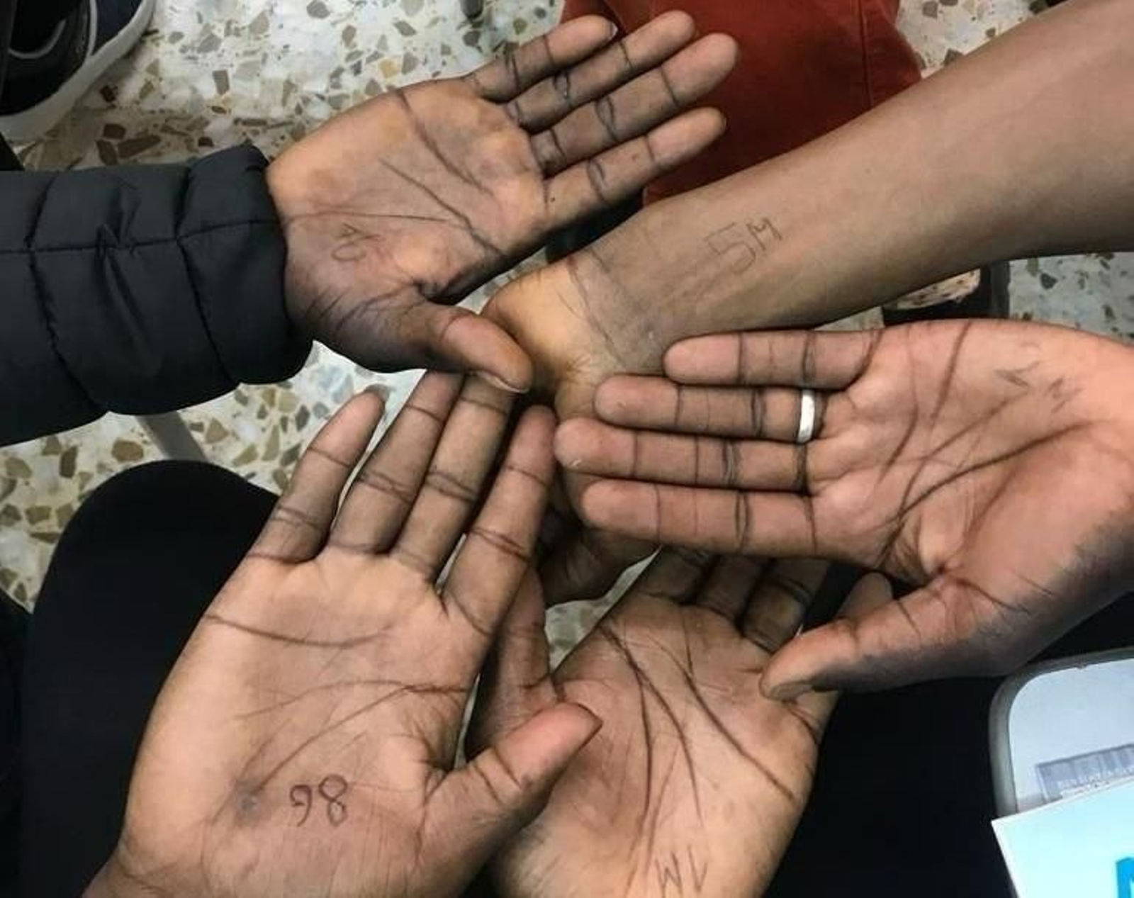 En la misiva, la organización denuncia un "maltrato continuado" a los internos, llegando incluso a informar que se les ha marcado con números en la piel.