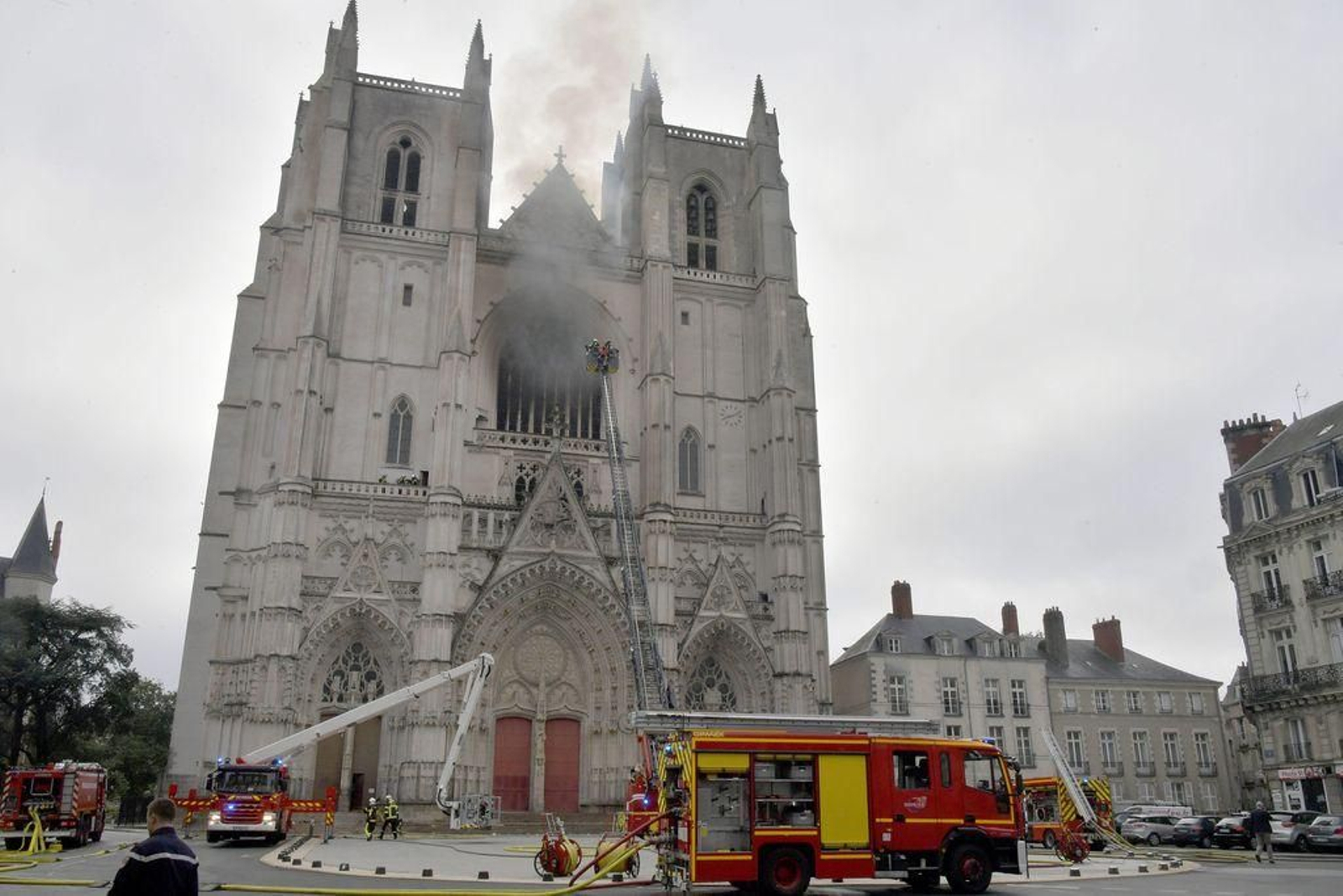 Una brigada de bomberos extingue el fuego de la Catedral de Nantes.