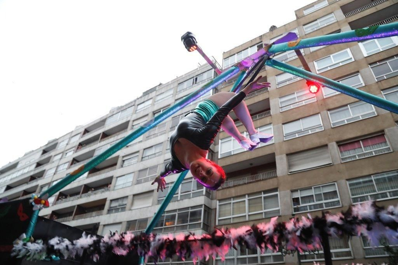 Las comparsas calientan el Entroido en Vigo Foto JVLandín 07