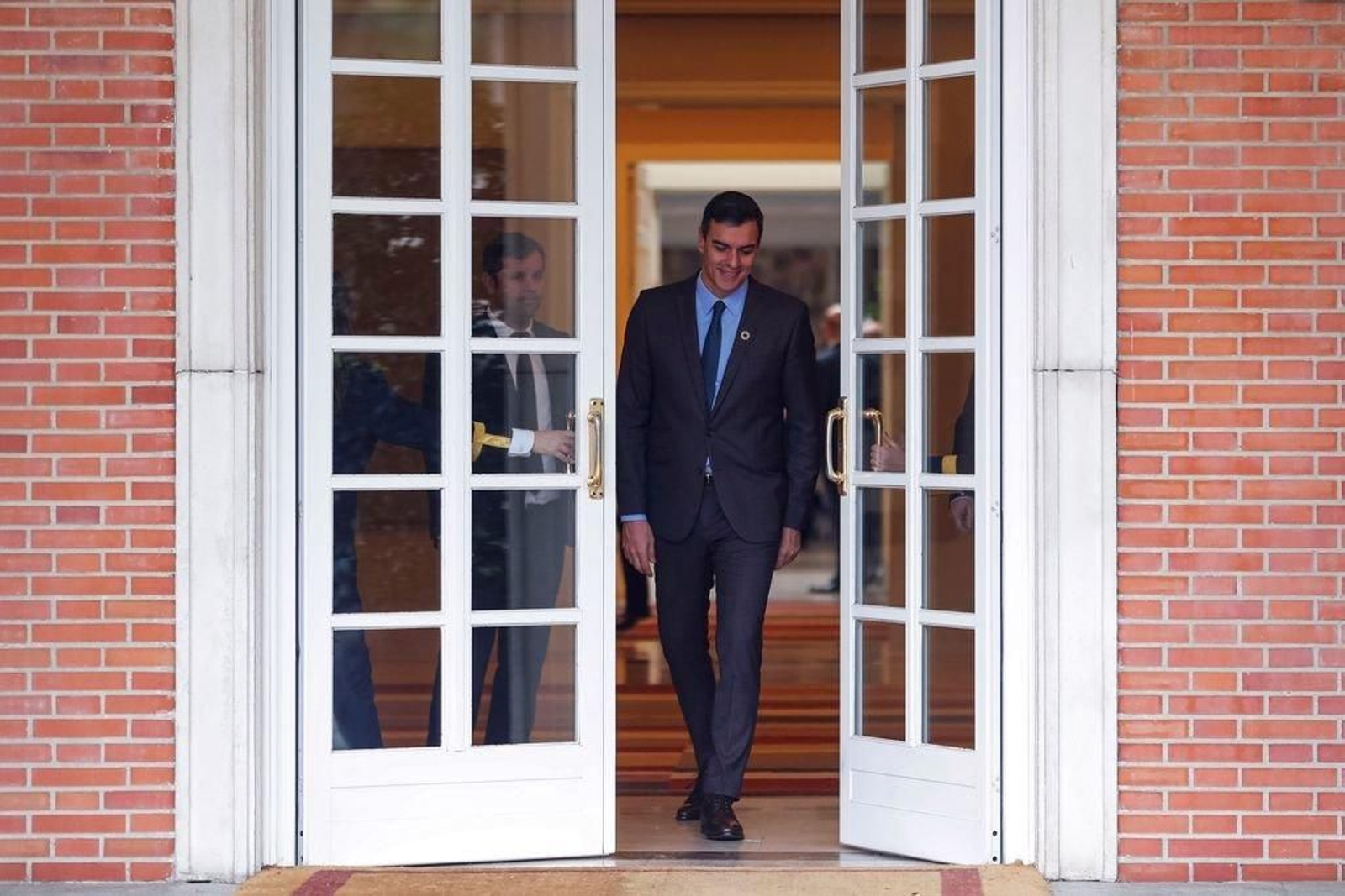 El presidente del Gobierno, Pedro Sánchez, a las puertas del palacio de La Moncloa.