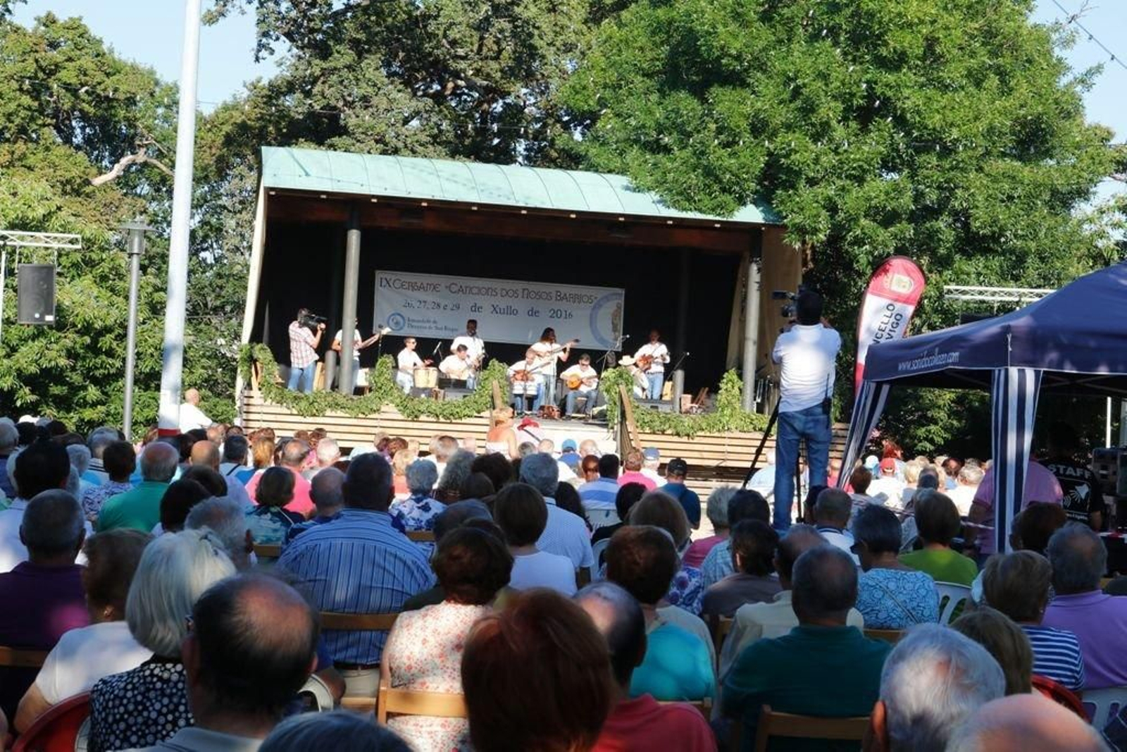 Cientos de espectadores siguieron la actuaciones del festival Os Nosos Barrios en San Roque.