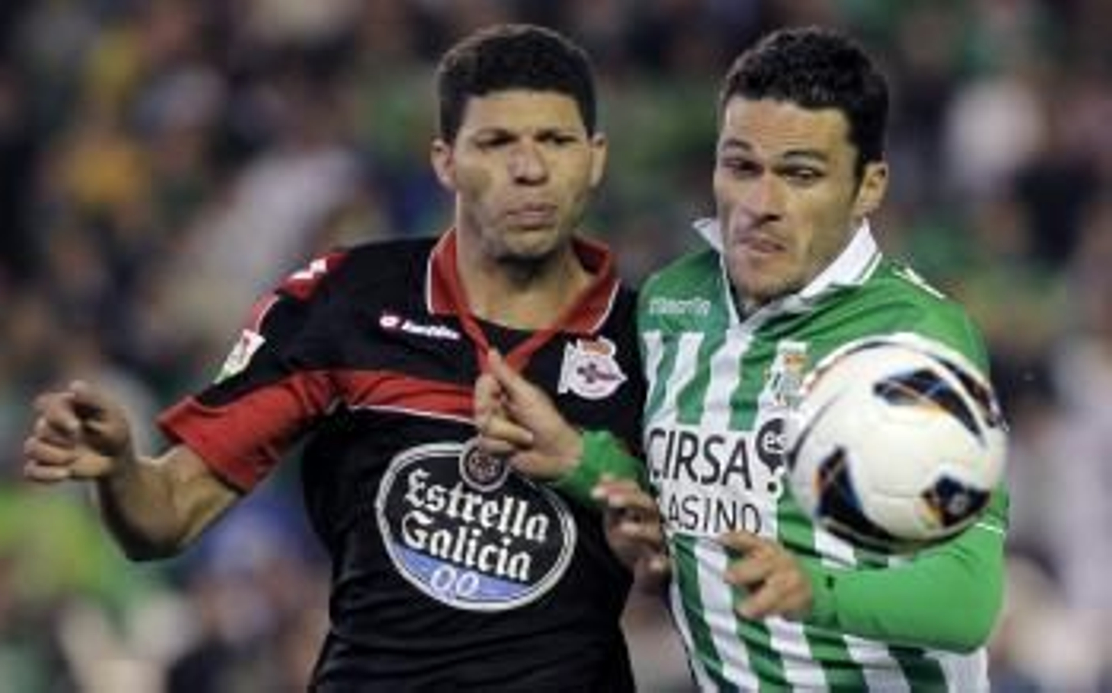 Kaká y Jorge Molina pugnan por un balón ayer en el Benito Villamarín.