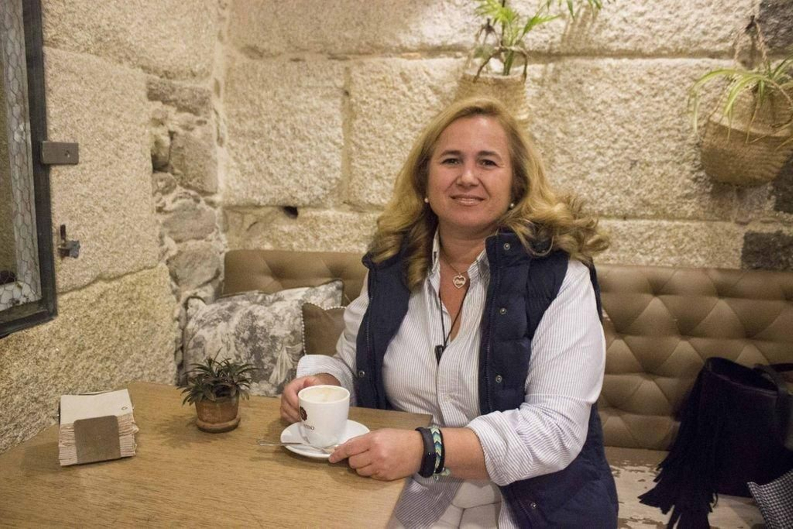 Cristina Regojo espera un segundo implante coclear.