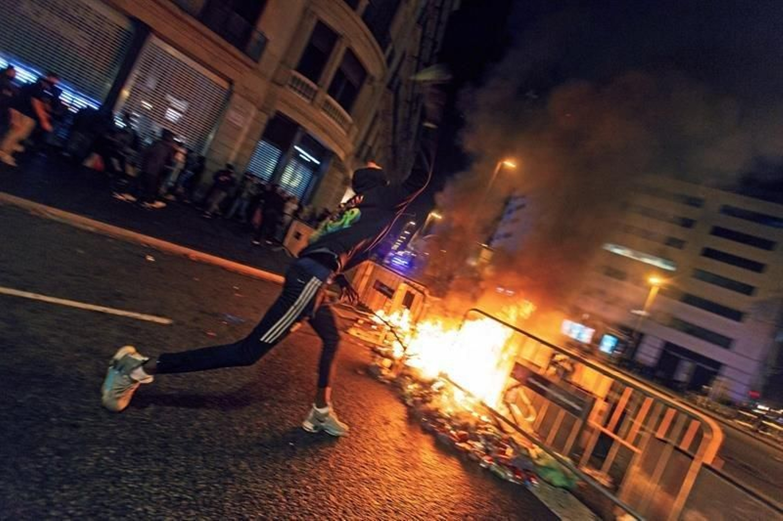 Un manifestante en las inmediaciones de la plaza de Cataluña