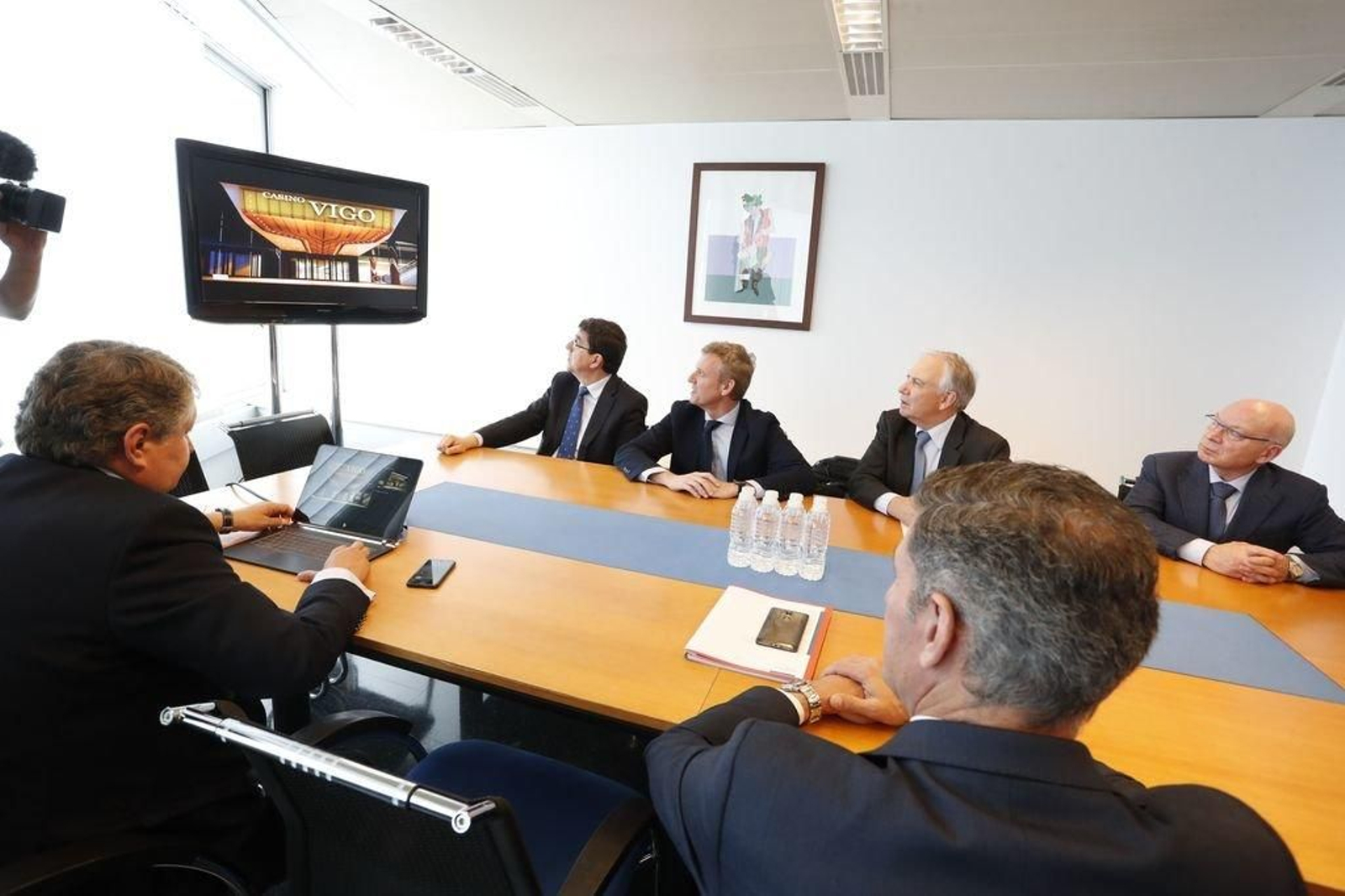 Alfonso Rueda y José González, en el centro, observan cómo será el Casino La Toja en Vigo.