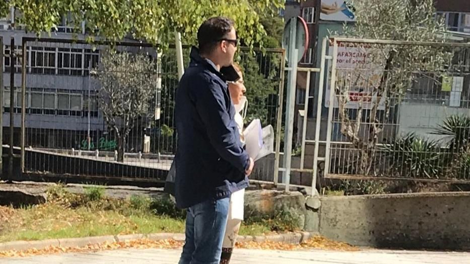 Santórum, con su abogada el domingo cuando se presentó en los juzgados de Vigo