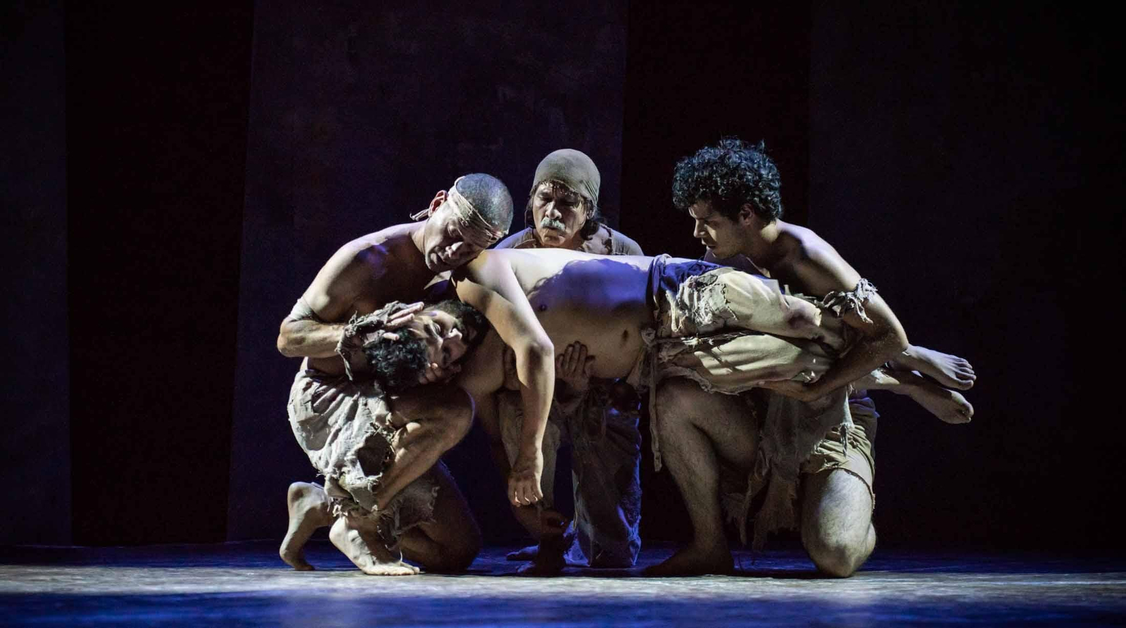 Fotografía cedida por el Festival Internacional de Teatro Hispano de Miami (FITH) de una escena de la obra "La isla de los hombres solos". EFE/FITH