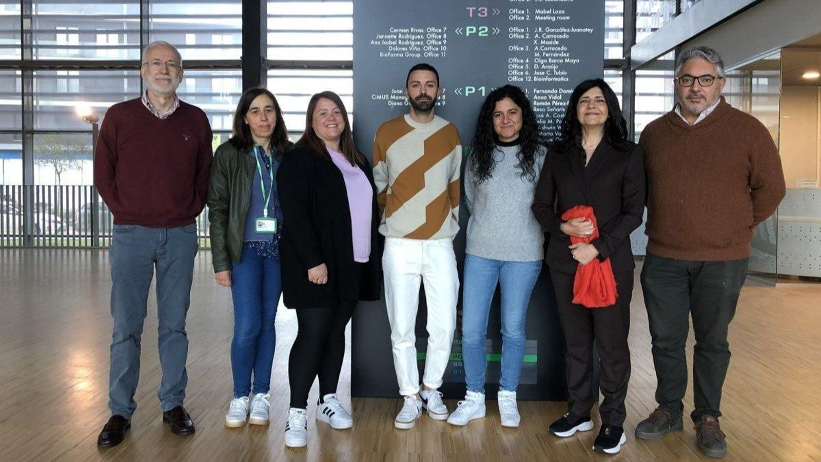 Clara Álvarez, segunda por la derecha, junto con el equipo de investigadores.