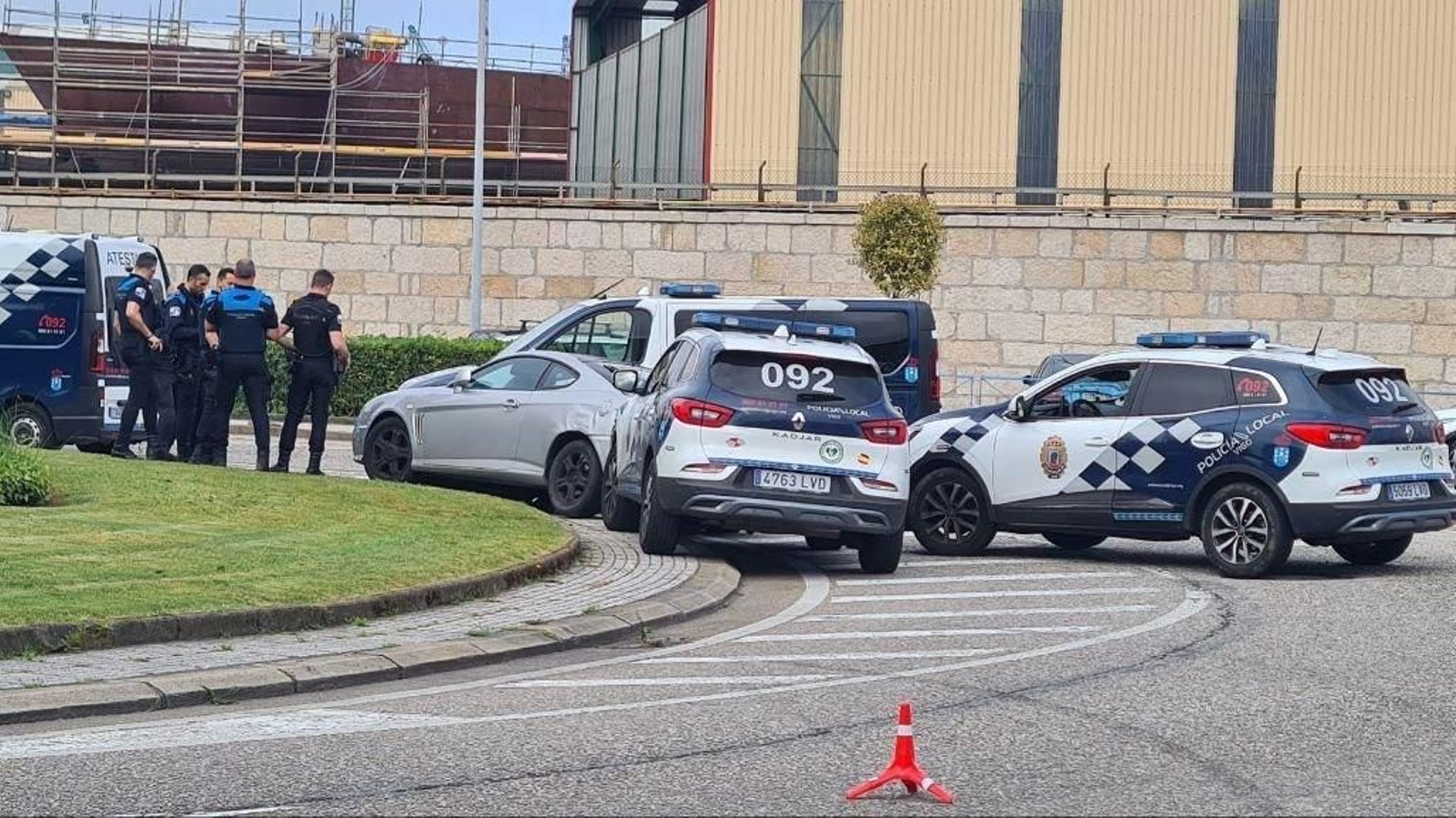 La Policía logró interceptar al vehículo, de color gris, en la rotonda de Beiramar. // A.E.