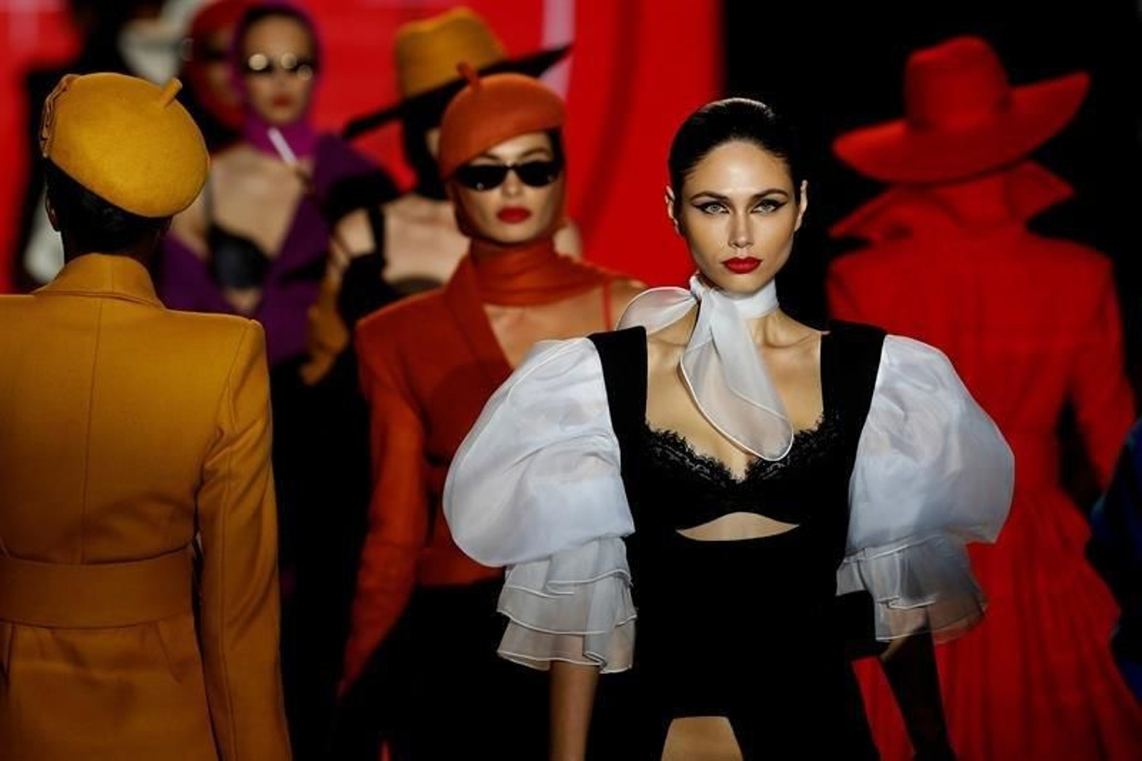 Una modelo luce una creación de la firma Andrés Sardá