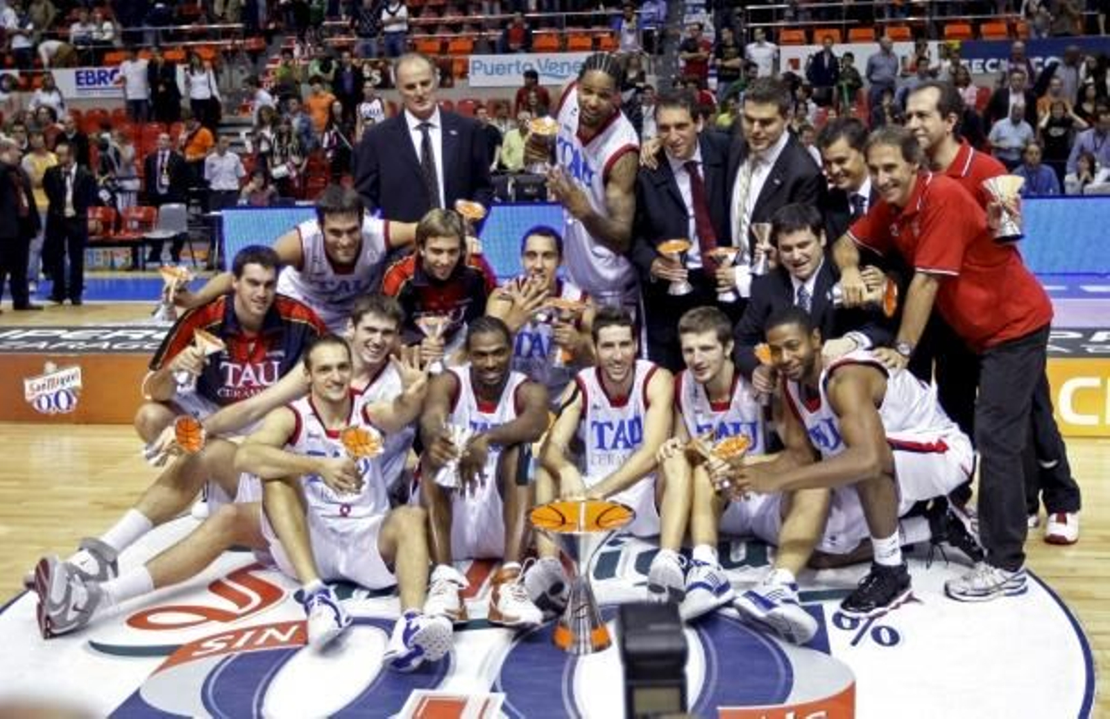 Jugadores y cuerpo técnico del Tau celebran la victoria. (Foto: Javier Cebollada)