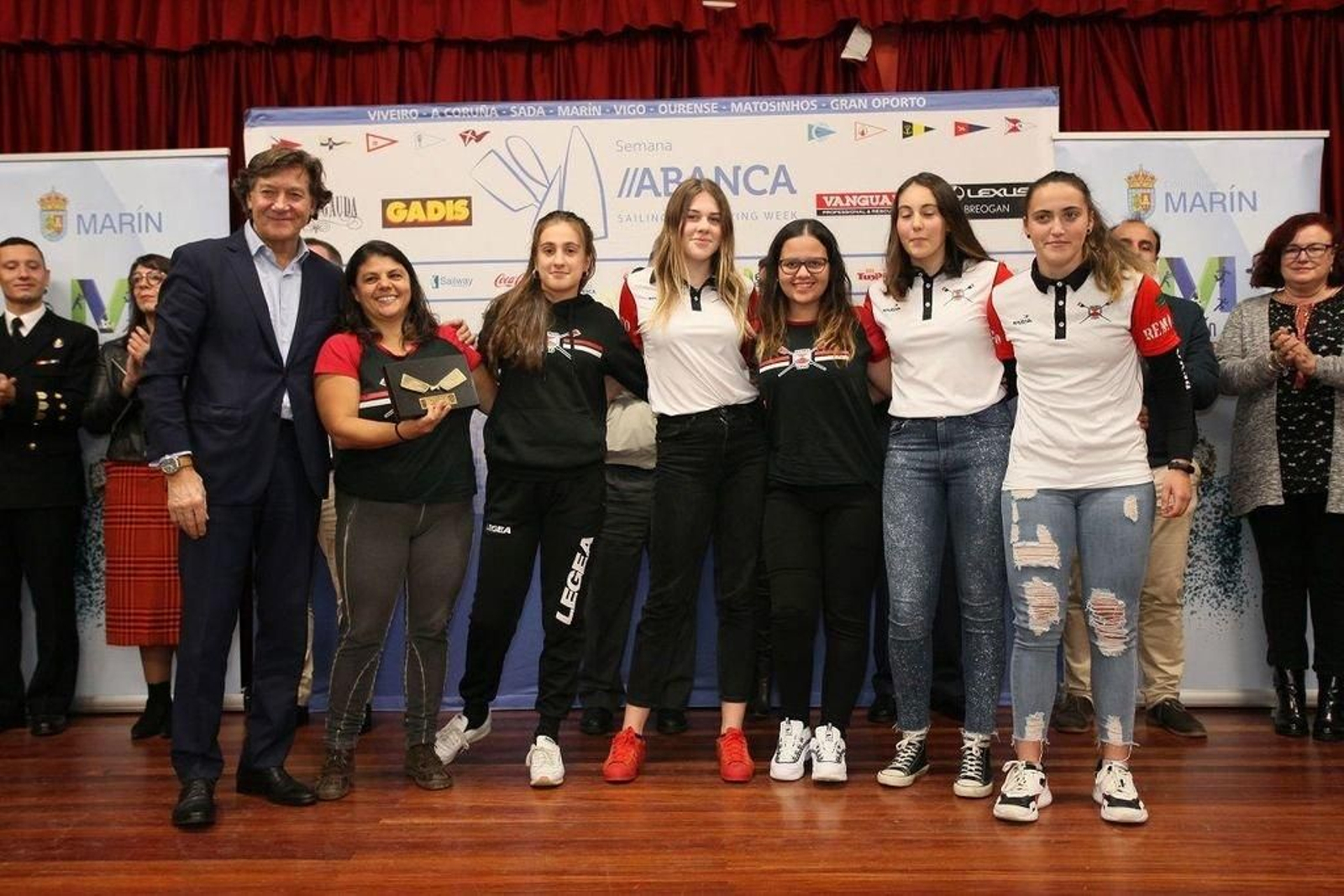 Las alevines del Club Remo de Vigo recibieron su premio.