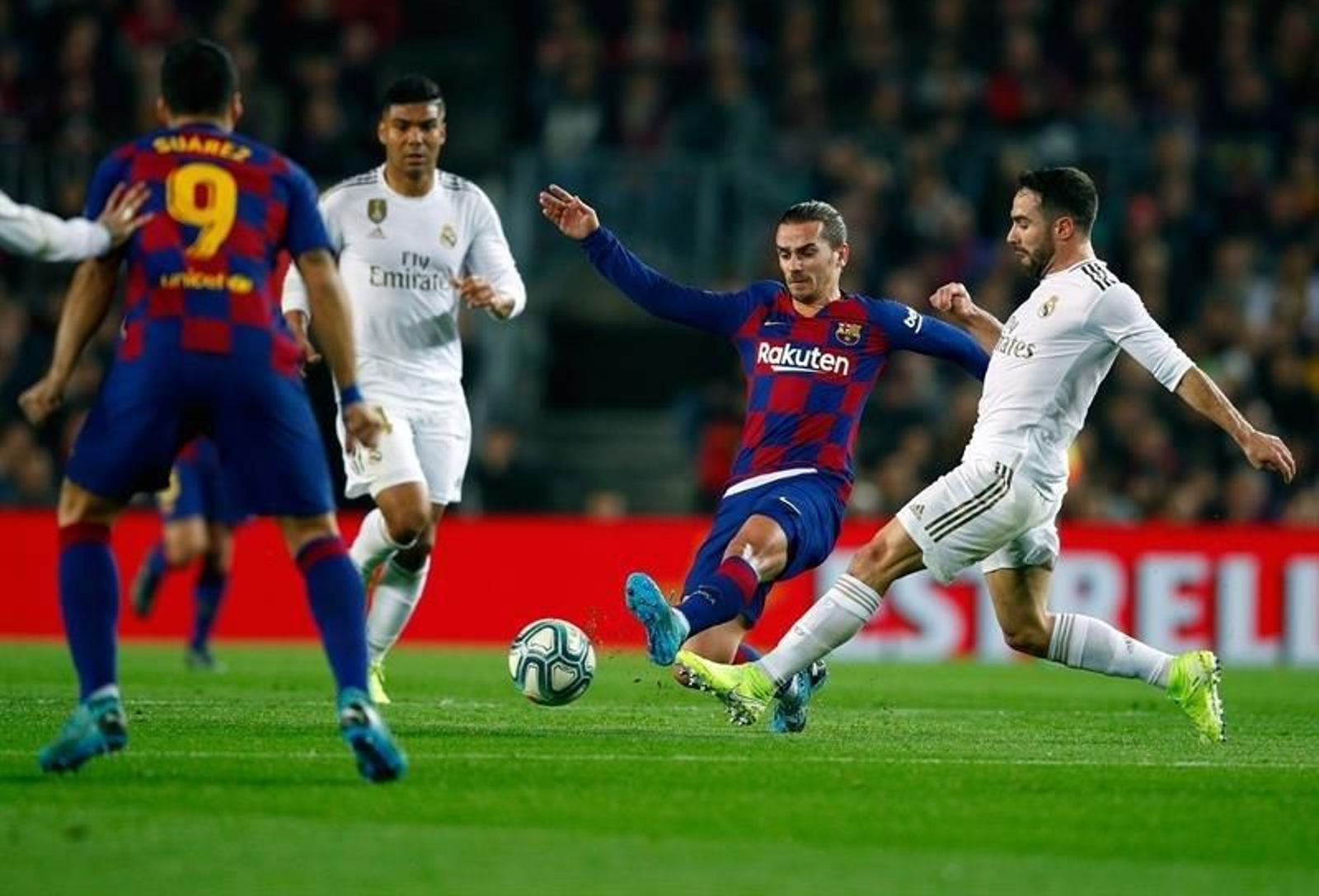 Los jugadores del Barcelona, Griezmann (c) y Carvajal (d) del Real Madrid