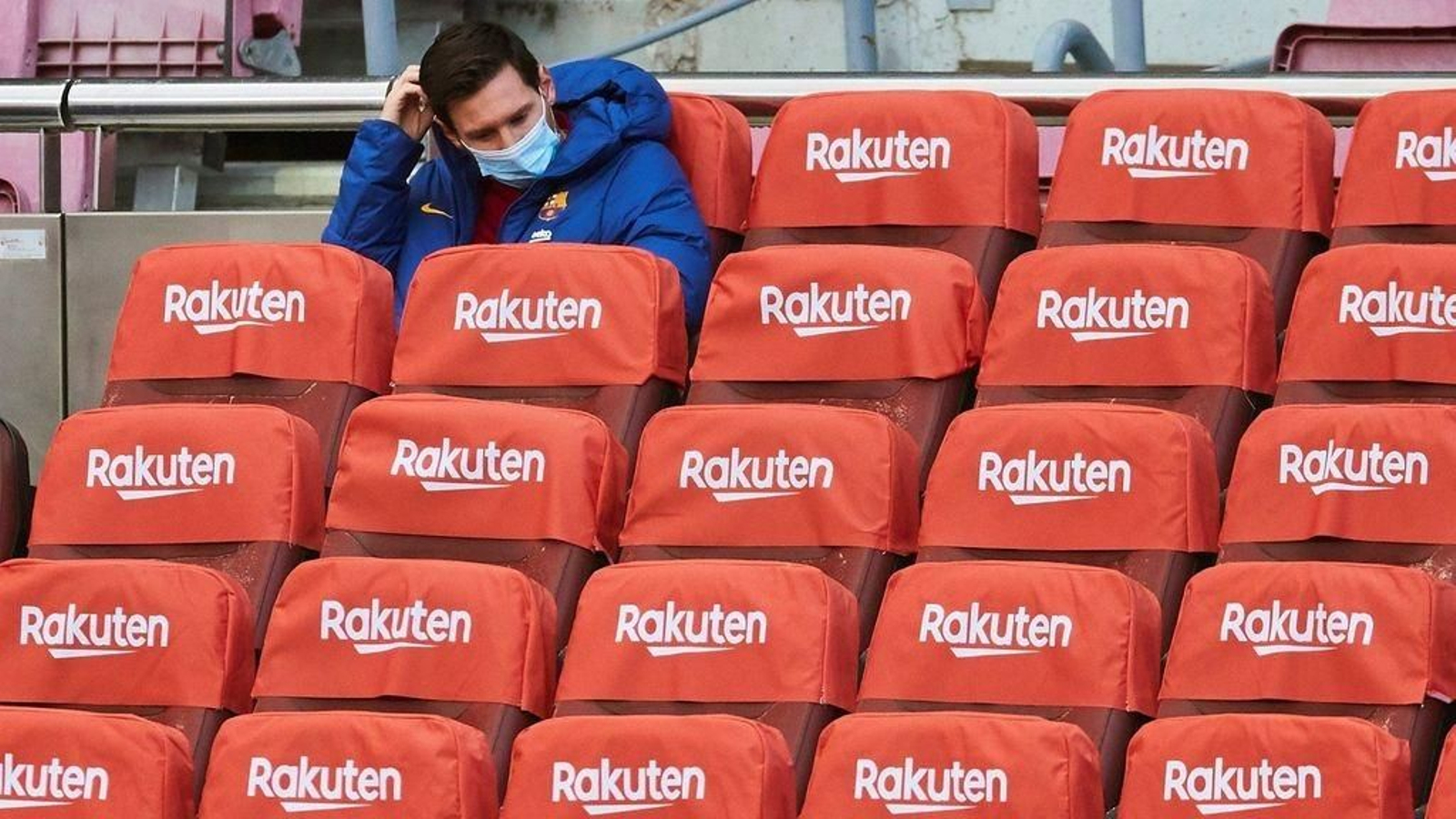 Messi inició el partido en la grada como suplente.