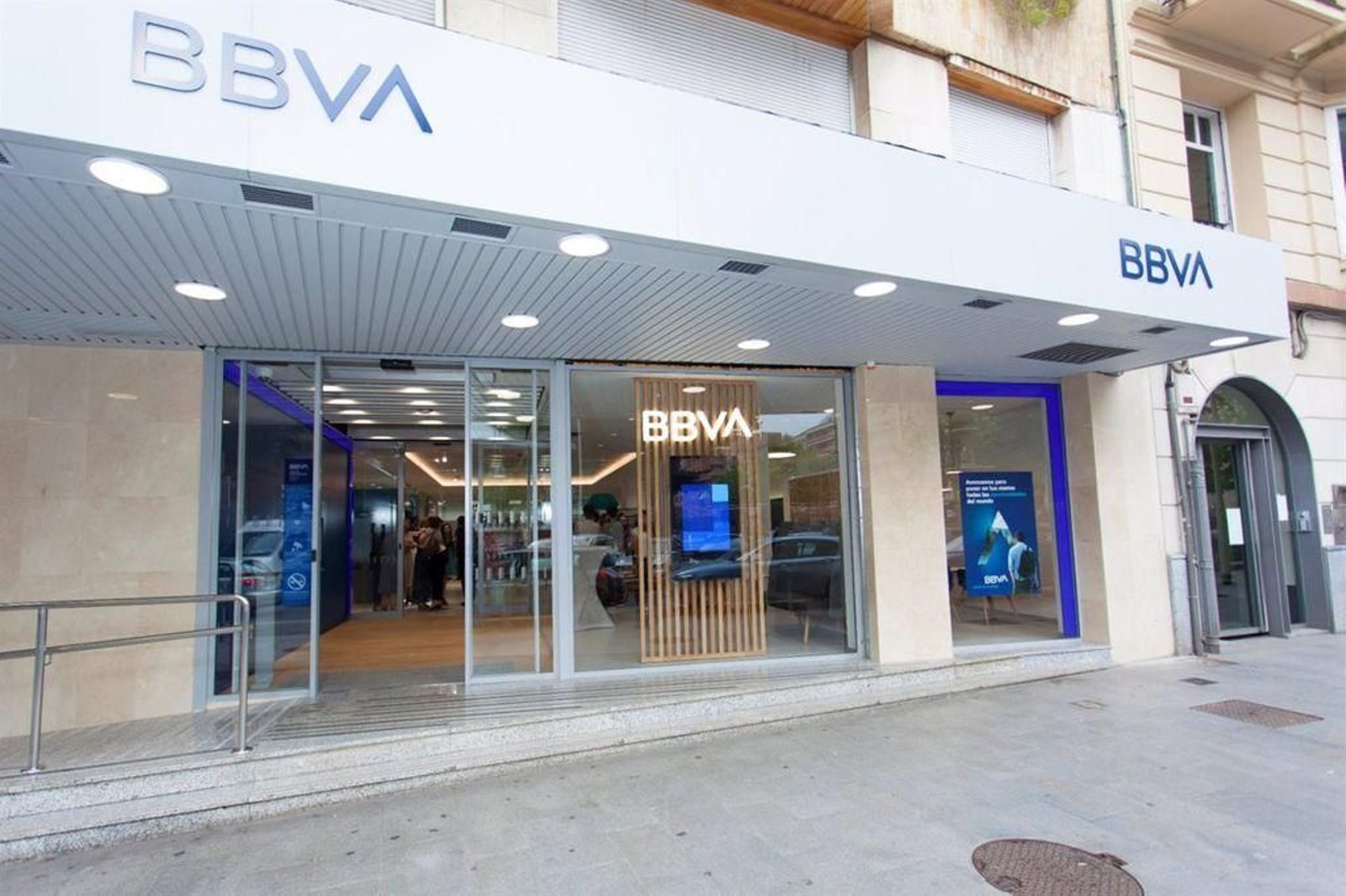 Exterior de una oficina del BBVA, de las que el banco cerrará un tercio en toda España.