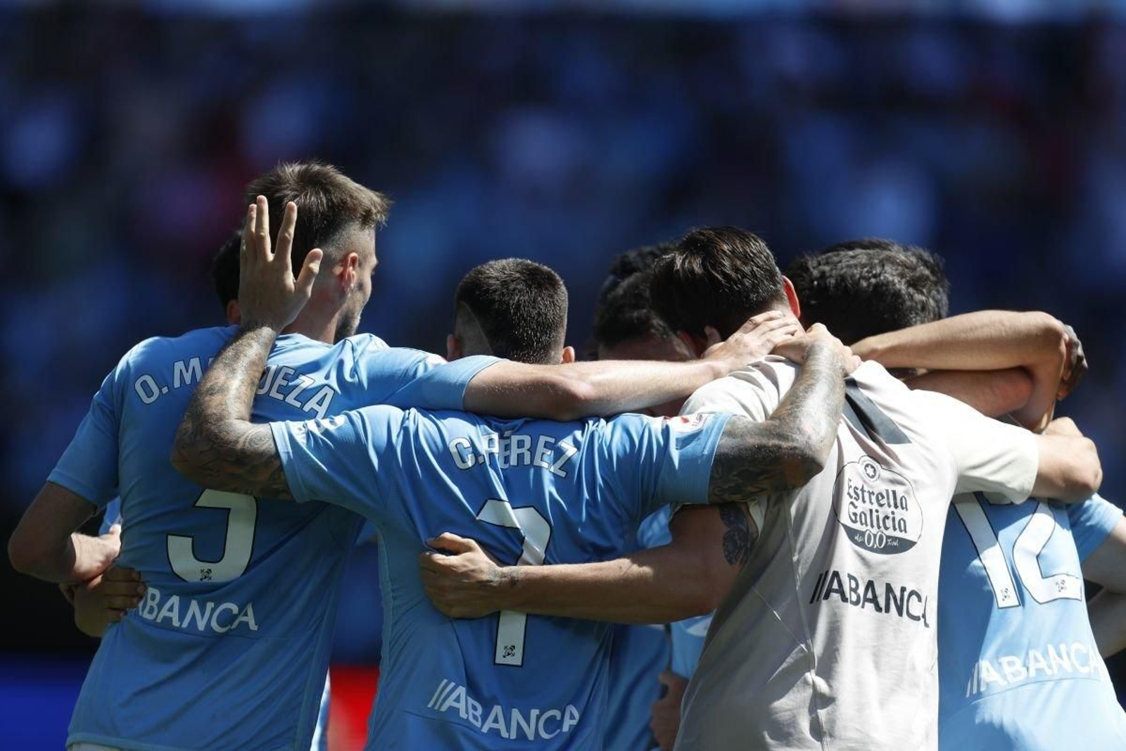 Los jugadores del Celta celebran una gran victoria pero no le dan la espalda a seguir en la pelea por asegurar la permanencia.