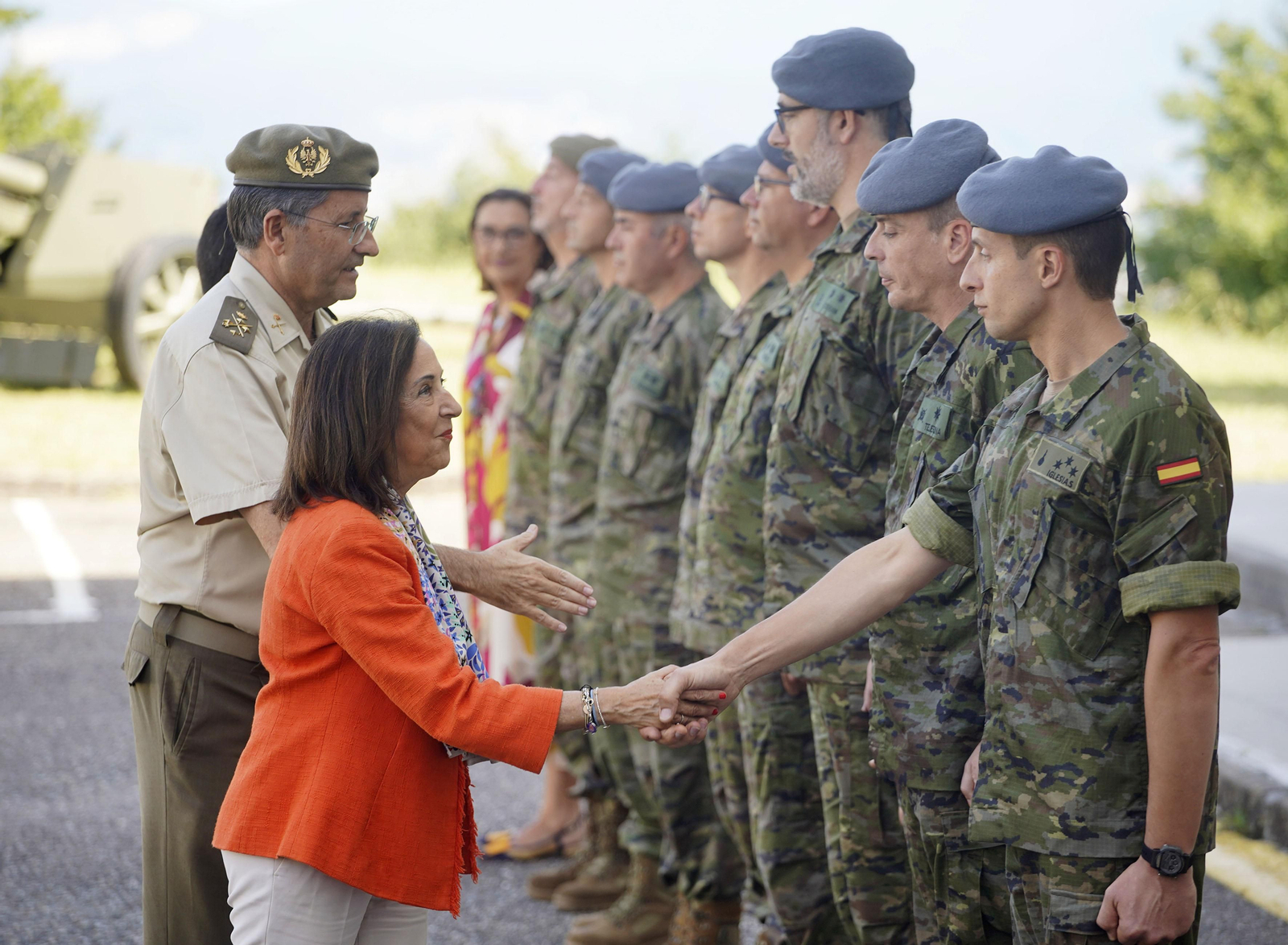 Margarita Robles saluda a miembros de la Brilat en Pontevedra.